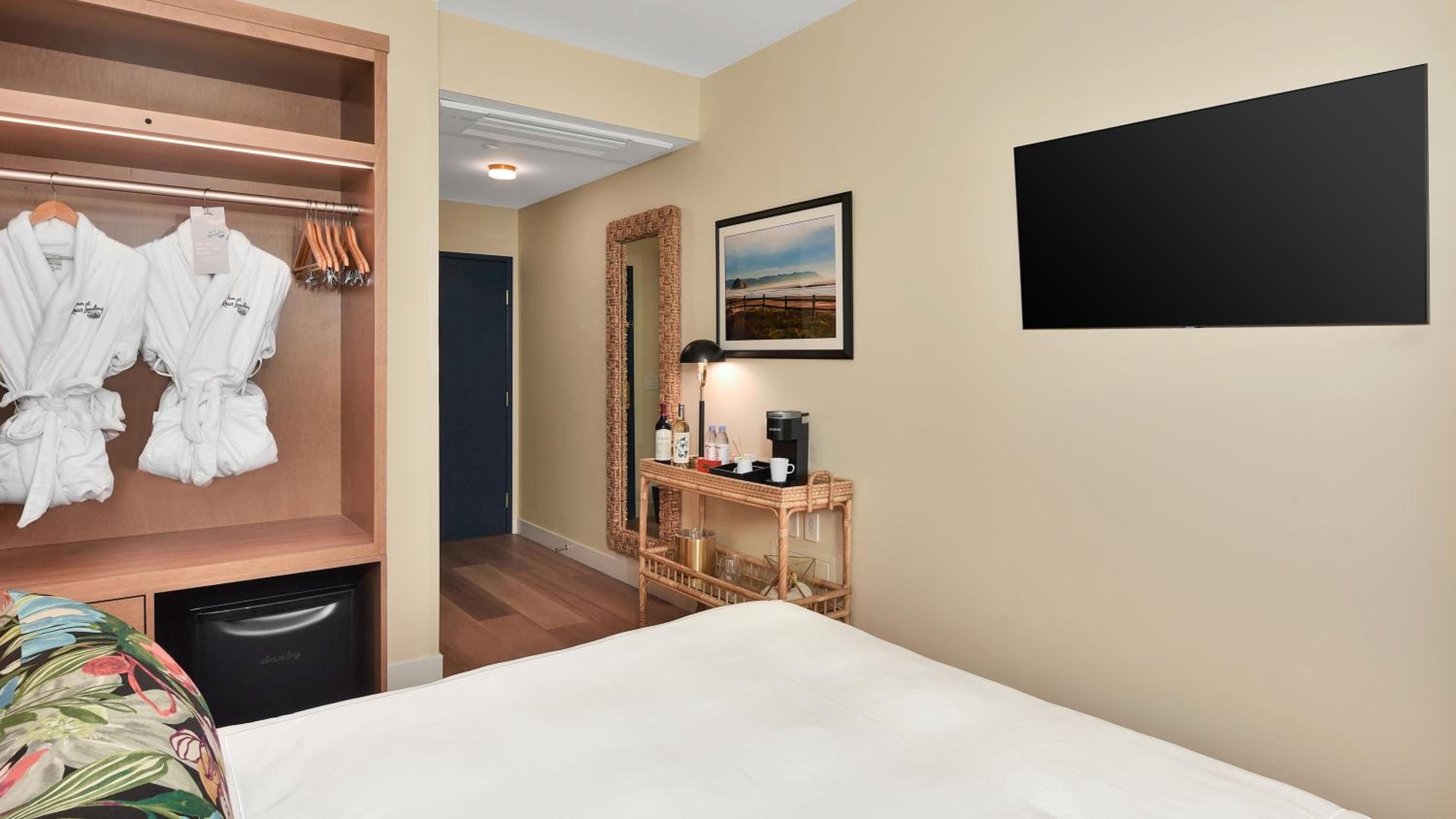 Queen Bed - Town View photo 3