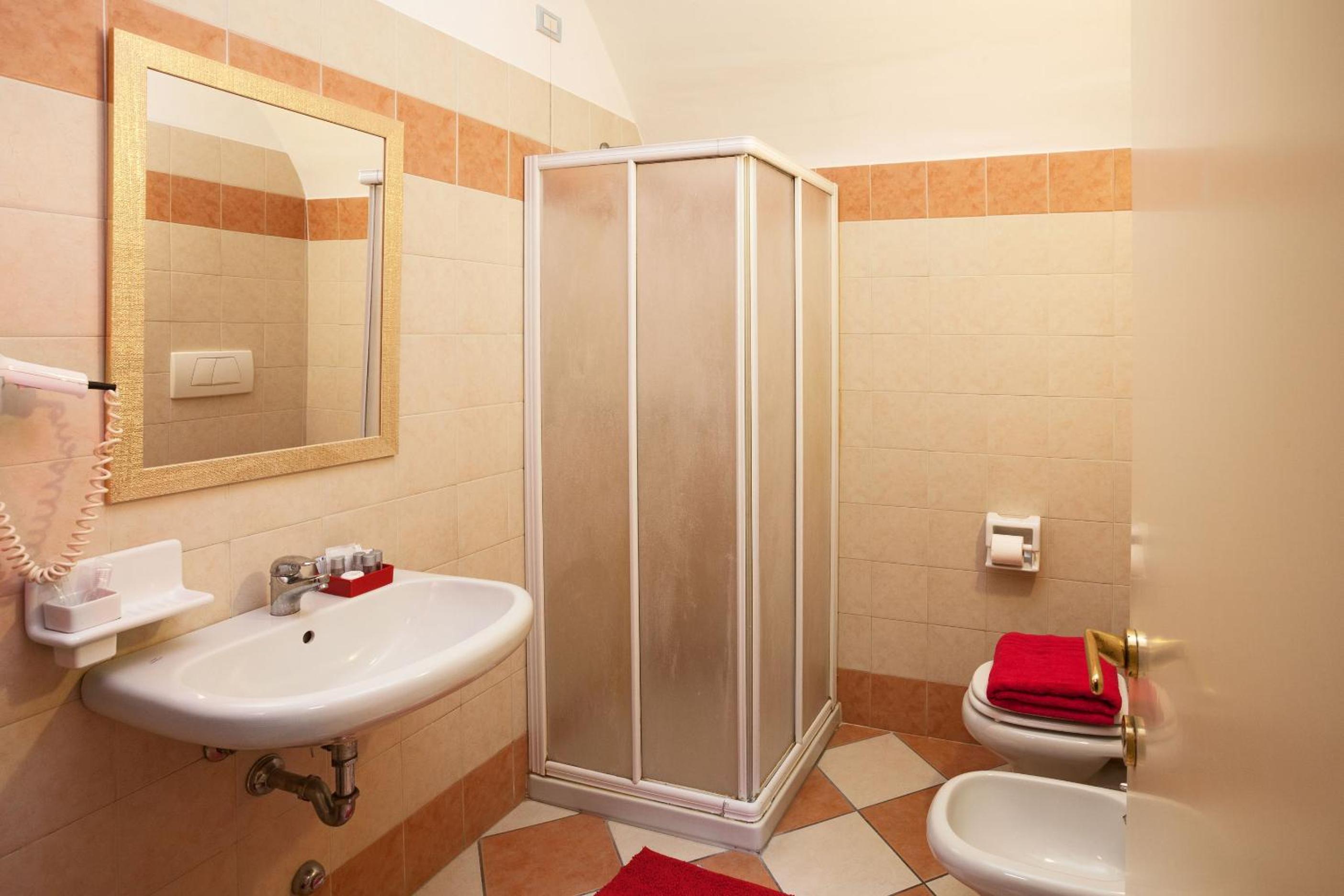 Twin Room - Photo 3