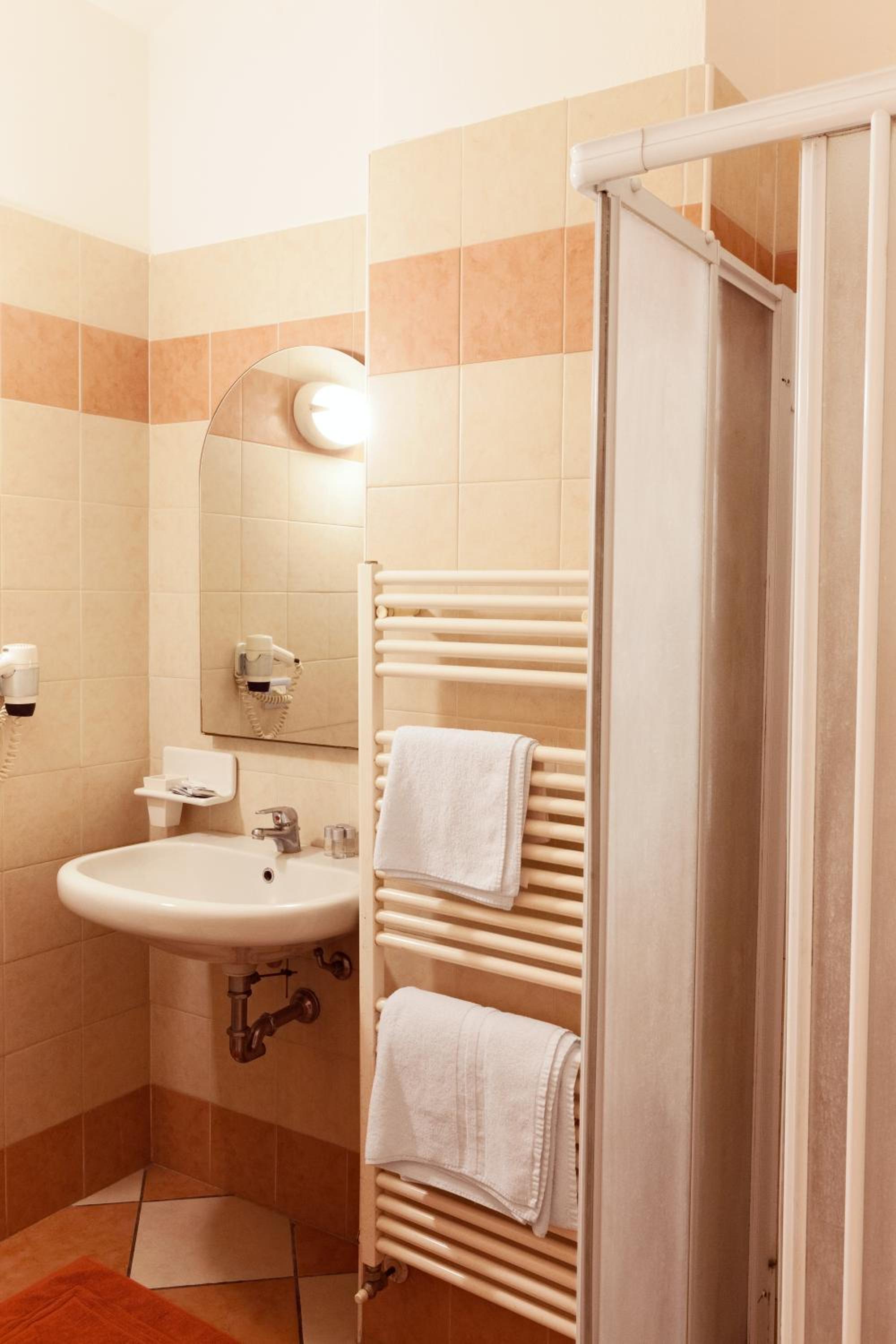 Twin Room - Photo 2