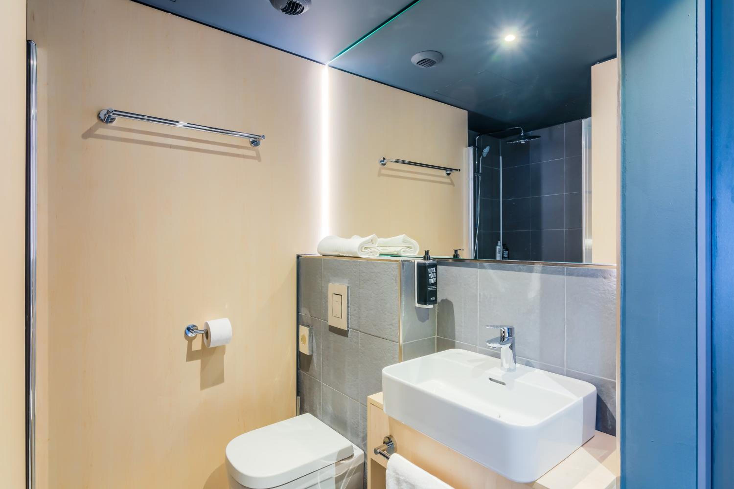 Standard Double Room - Photo 2