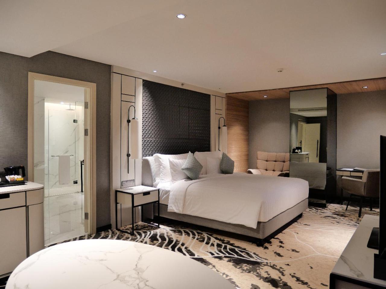 Deluxe King Suite - Photo 4