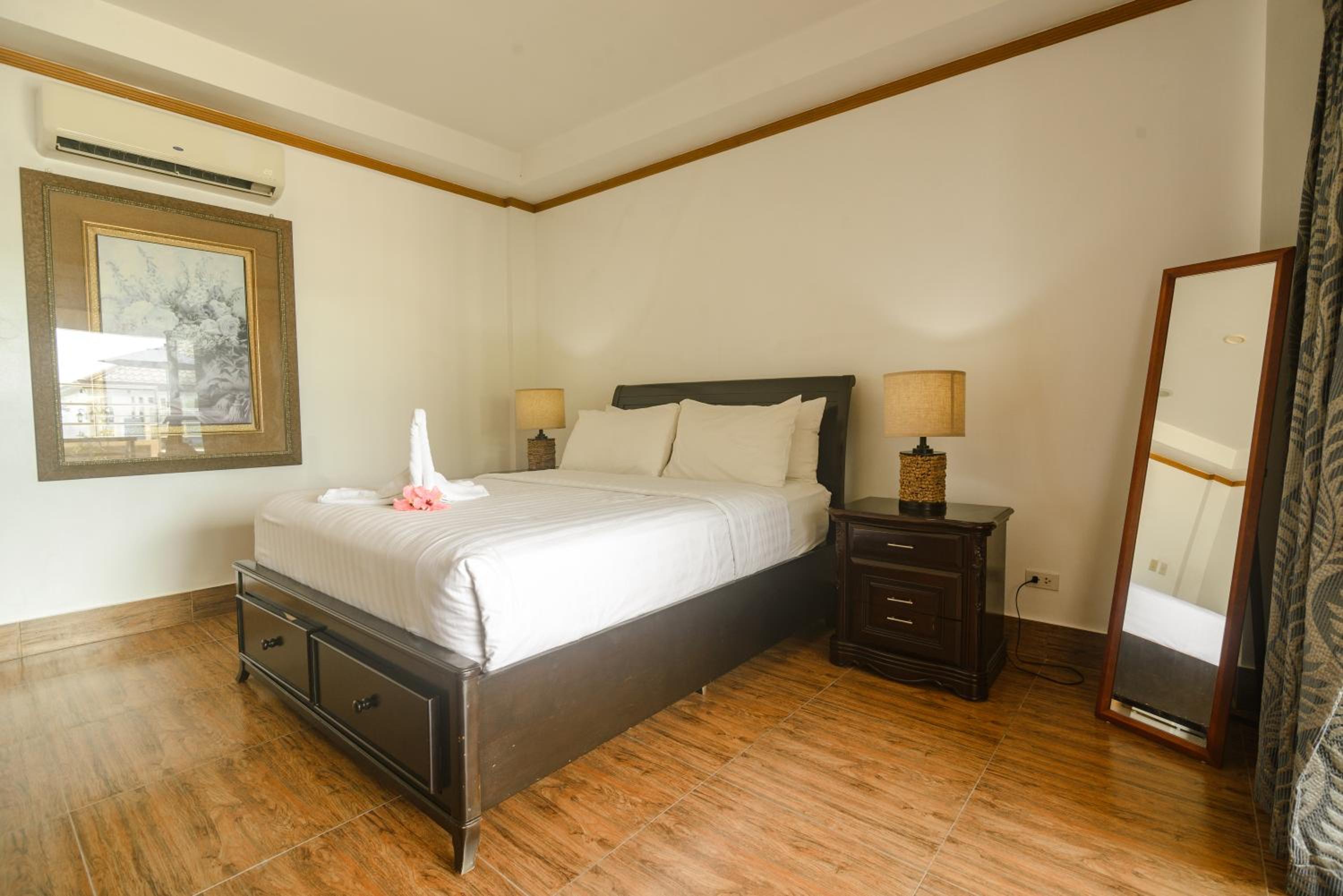 Queen Room with Balcony photo 2