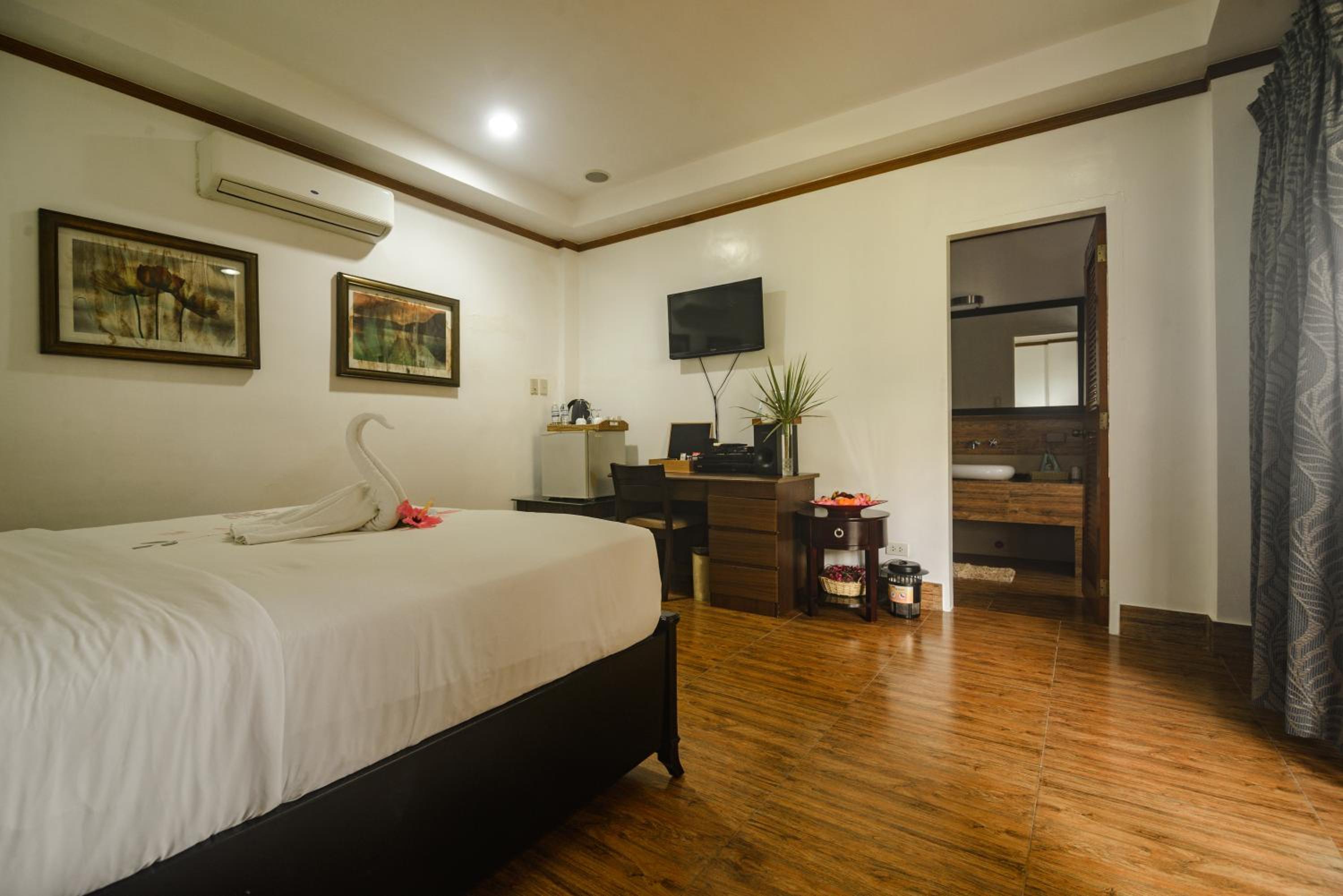 Queen Room with Balcony photo 3