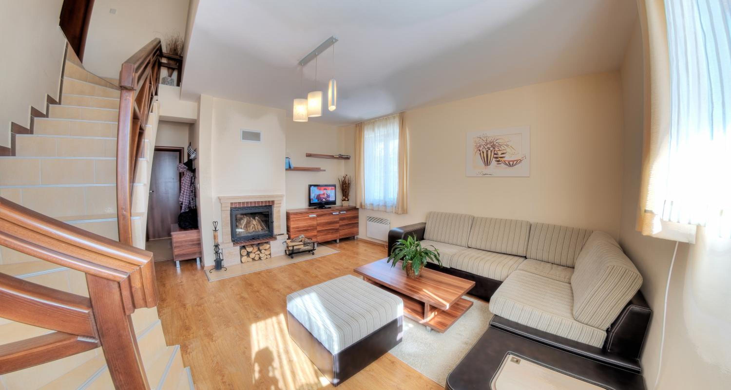 Three-Bedroom Maisonette with Fireplace photo 1