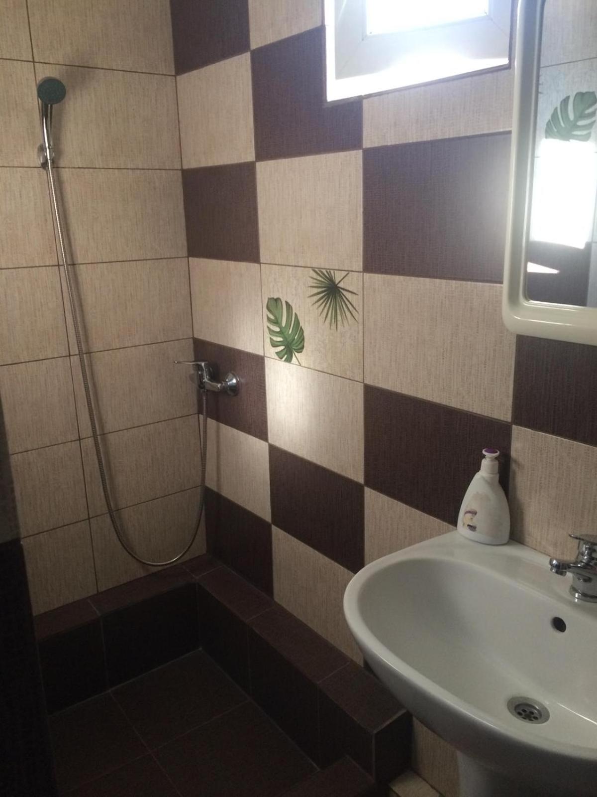Double Room with Private Bathroom - Photo 2