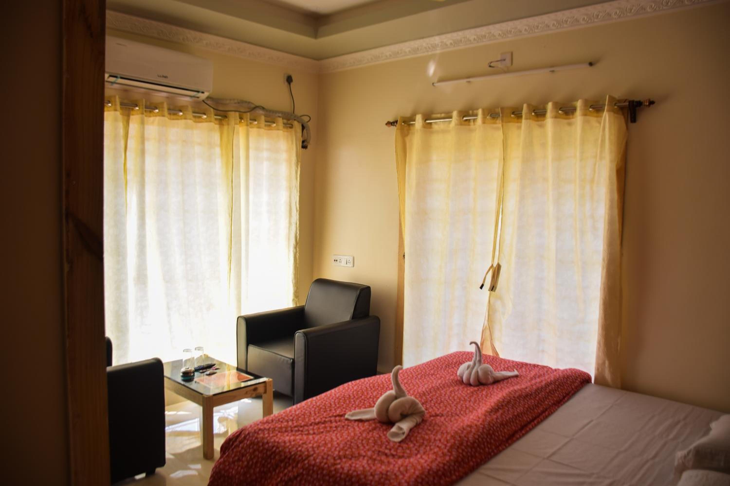 Double Room (10% off on Food & Beverage services & 10% off on Two-way Railway Station Transfer) - Photo 6