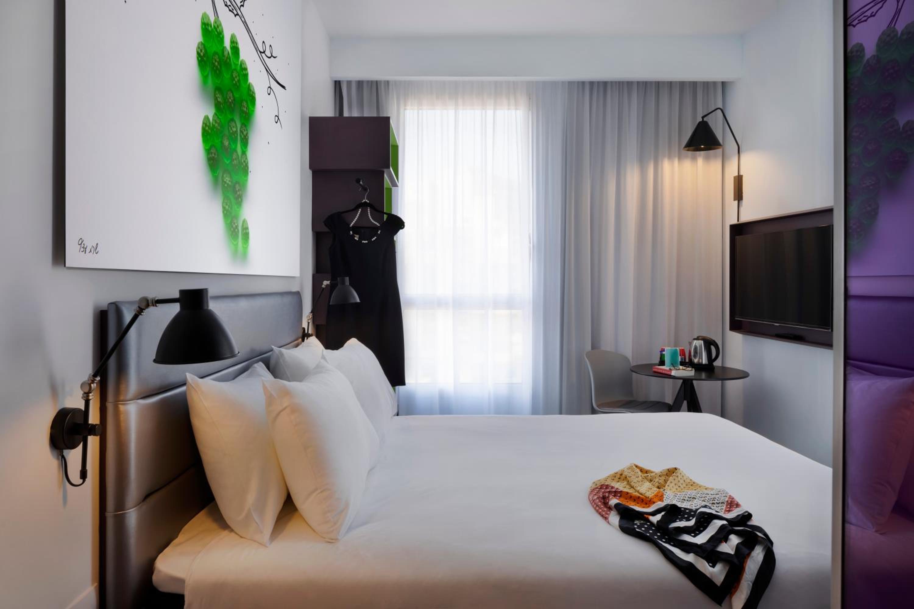Superior Queen Room with City View - Photo 3