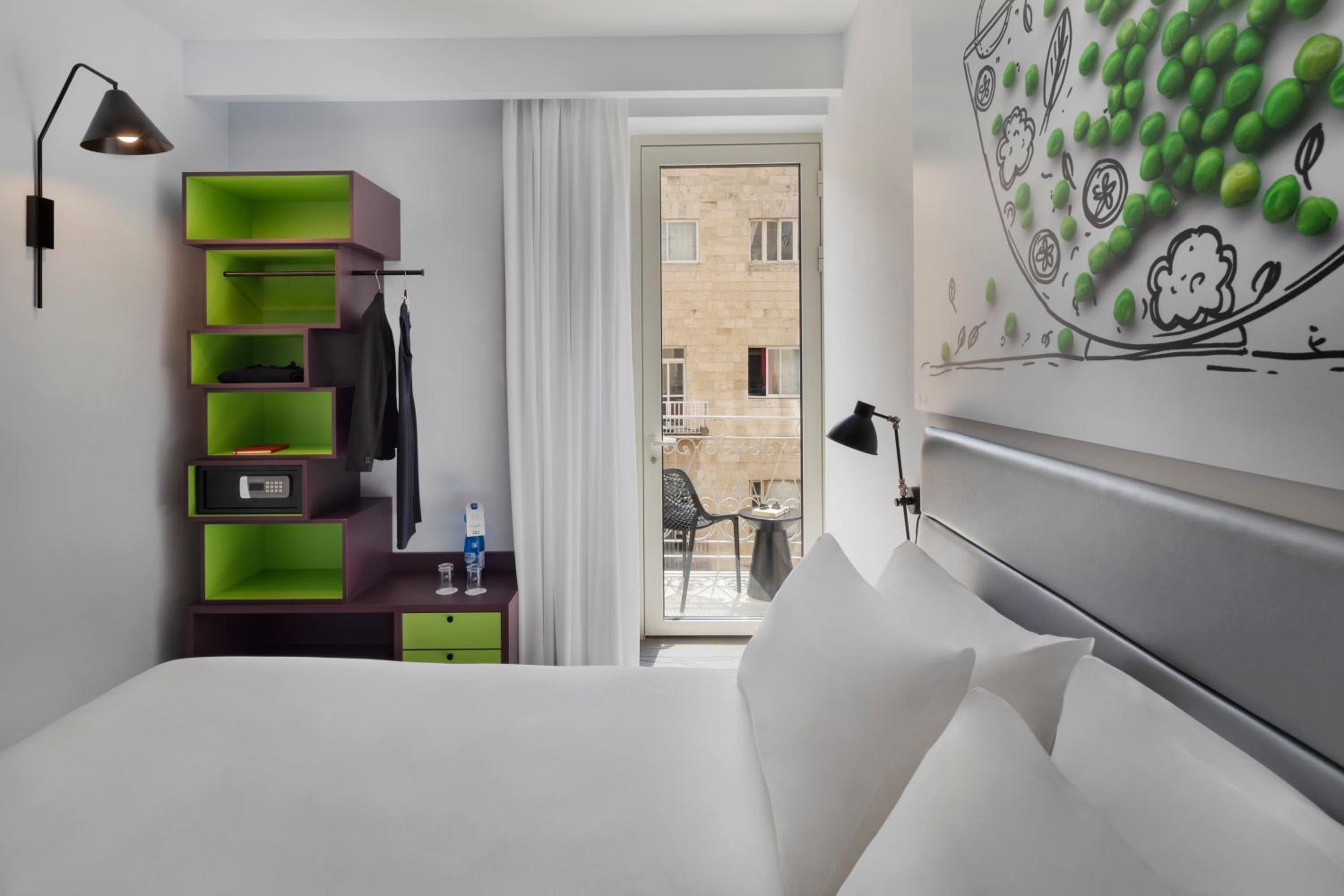Standard Queen Room with Balcony - Photo 3