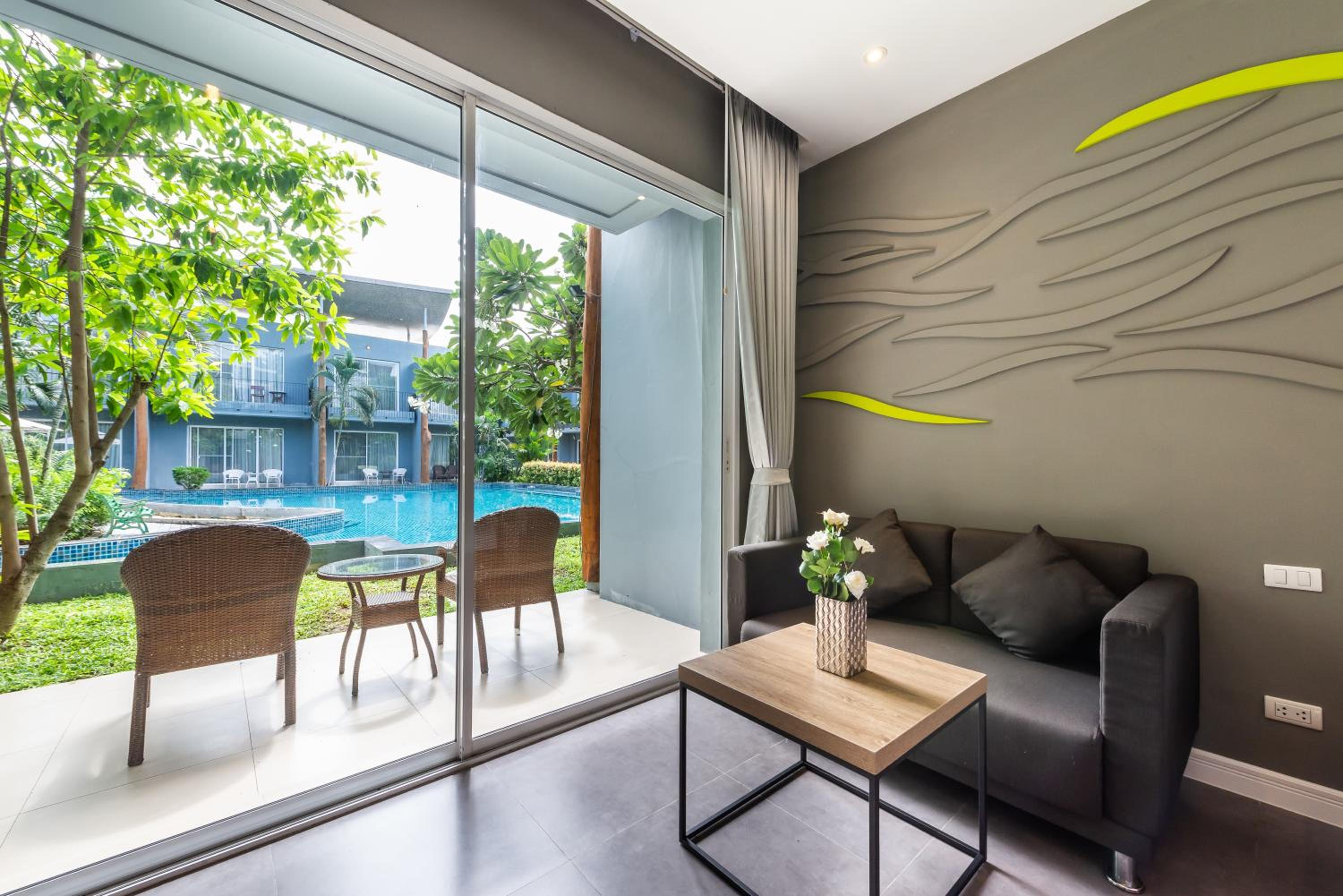 Deluxe Room  with Pool Access photo 3