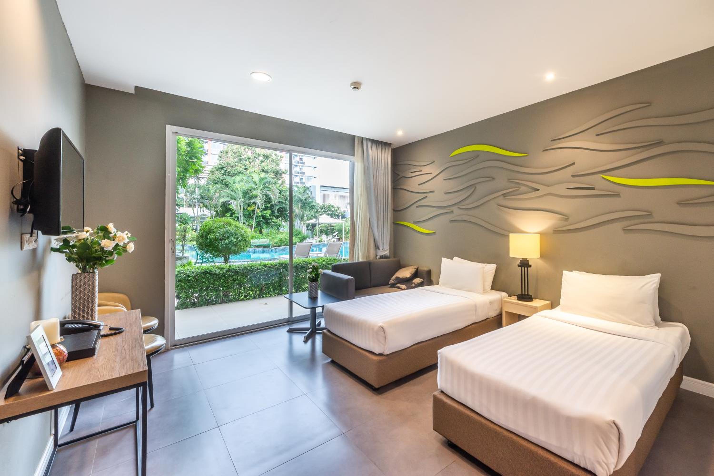 Deluxe Room  with Pool Access photo 2