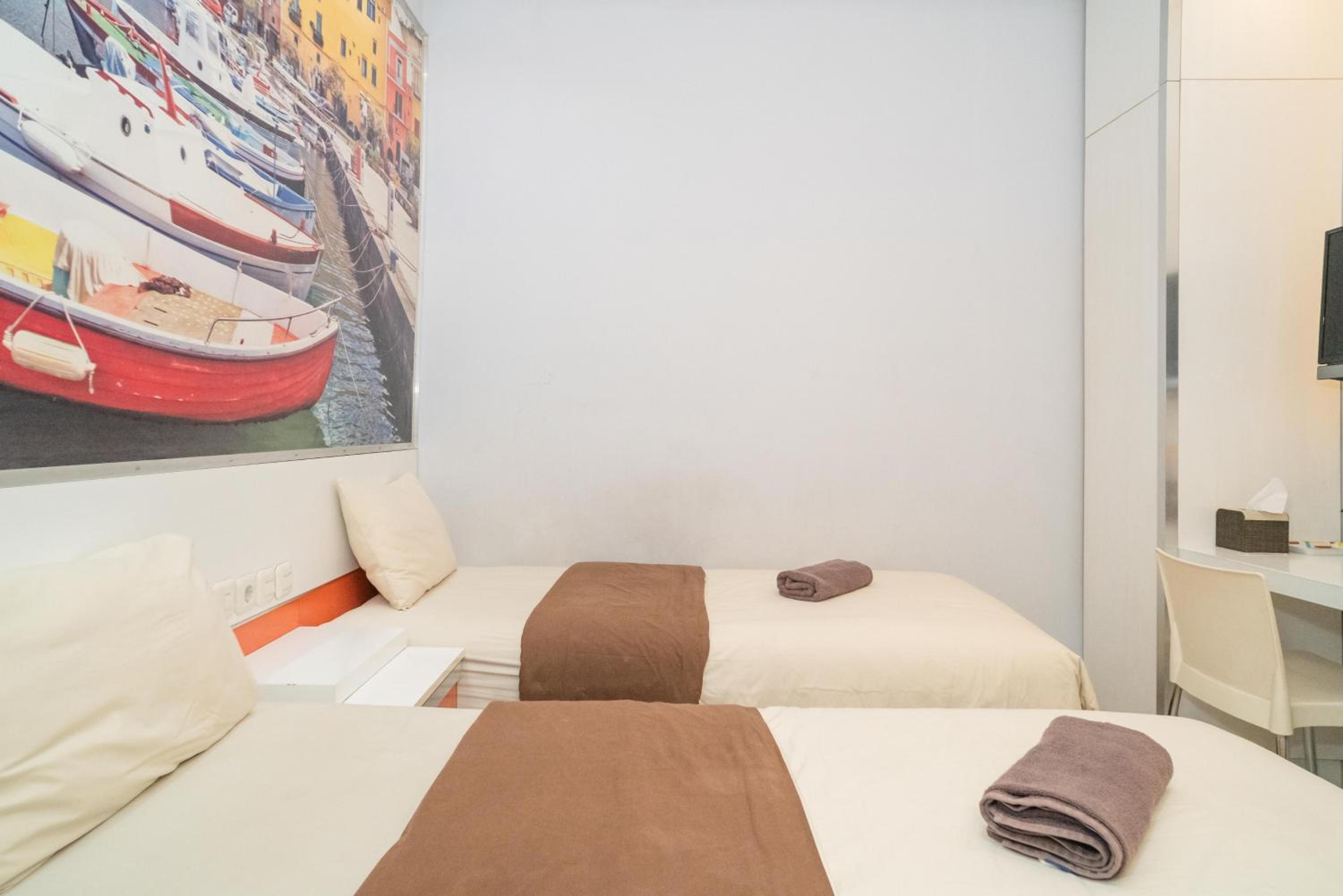 Twin Room - Photo 12