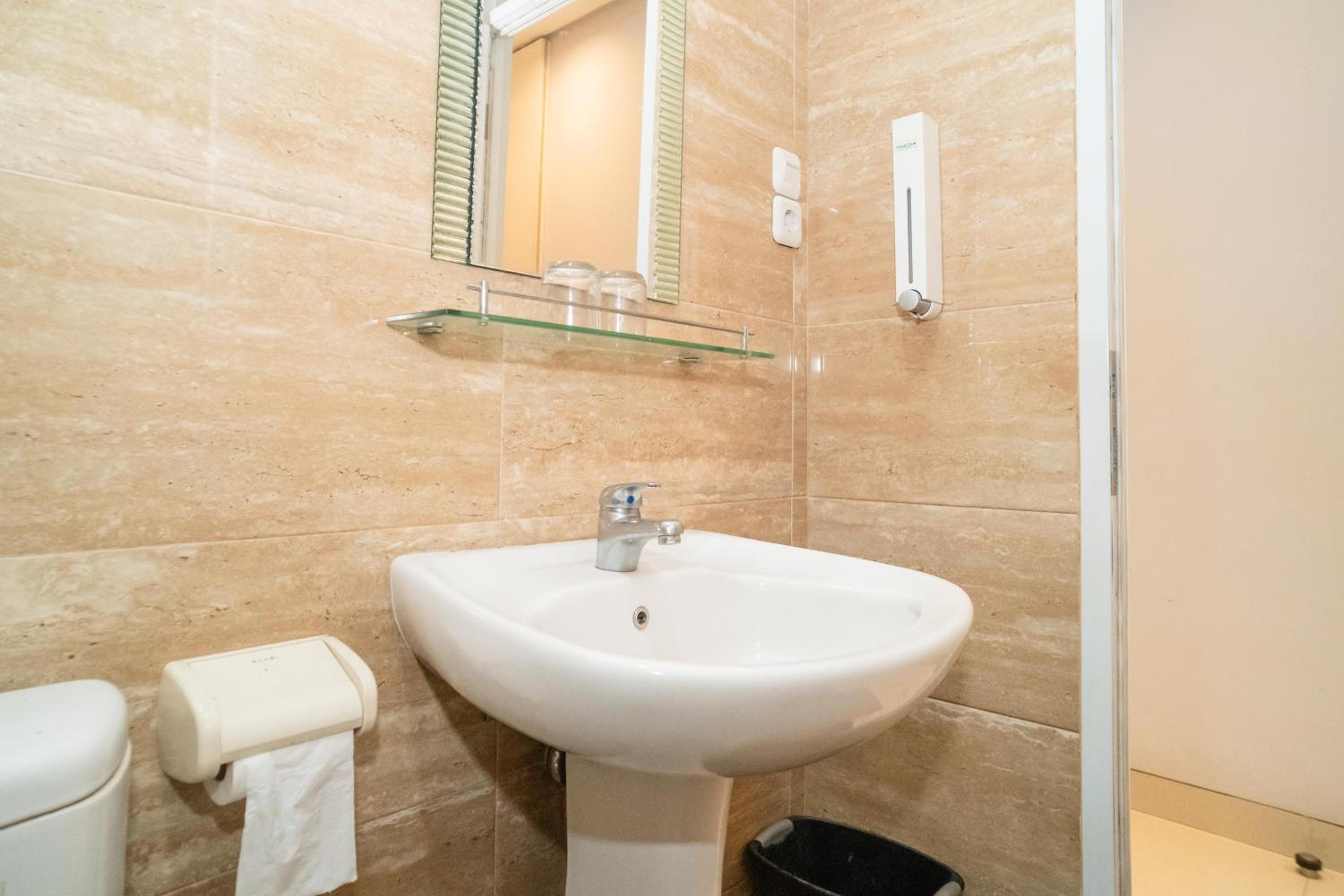 Standard Double Room - Photo 13