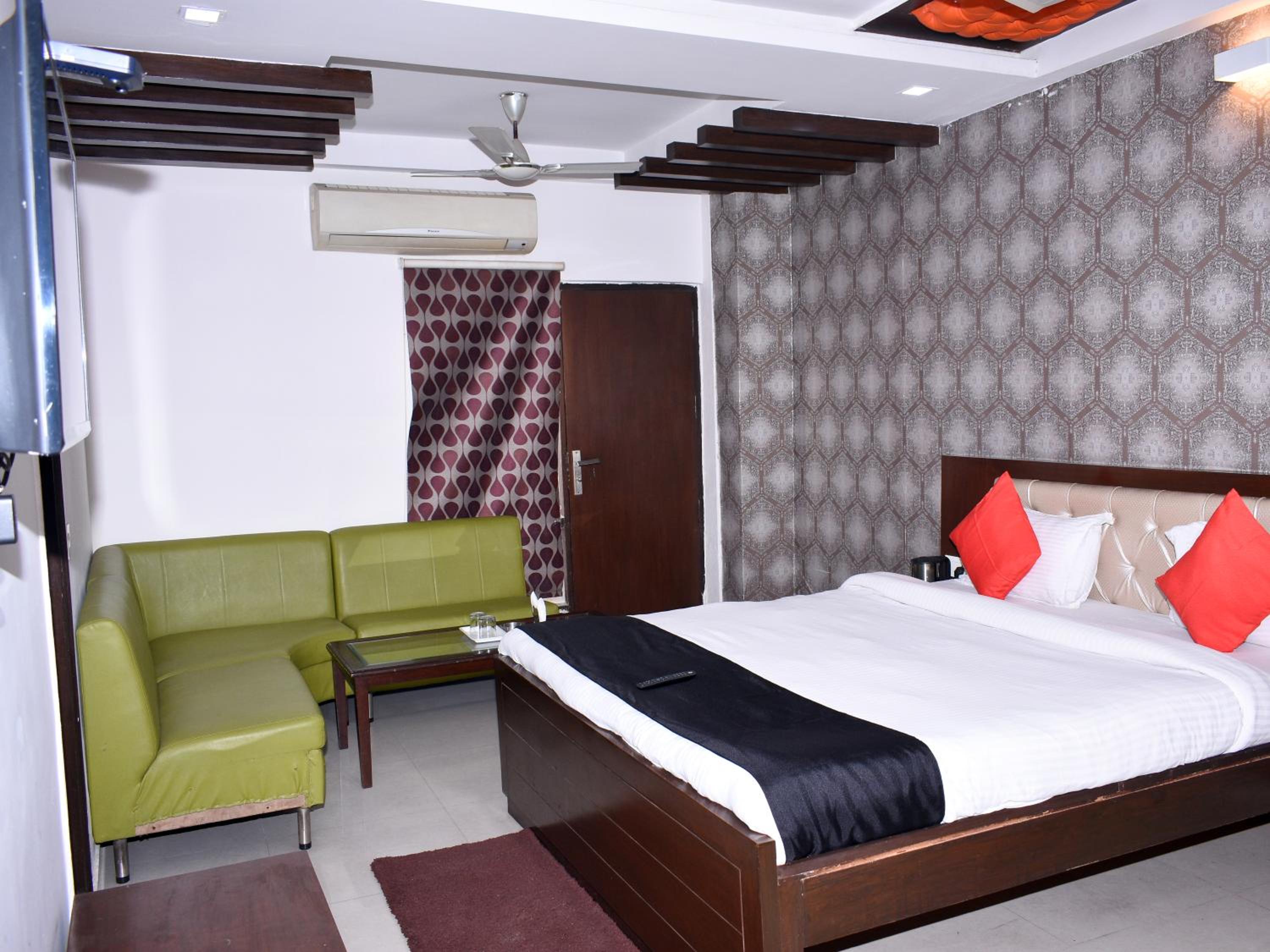 Deluxe Double Room (2 Adults + 1 Child) photo 2