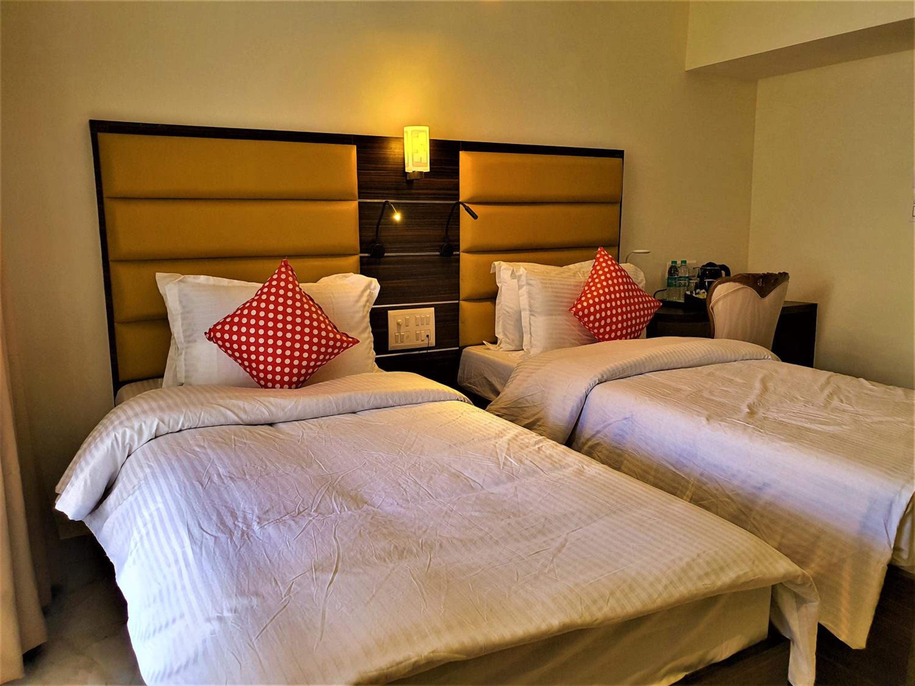 Deluxe King Room - Photo 2