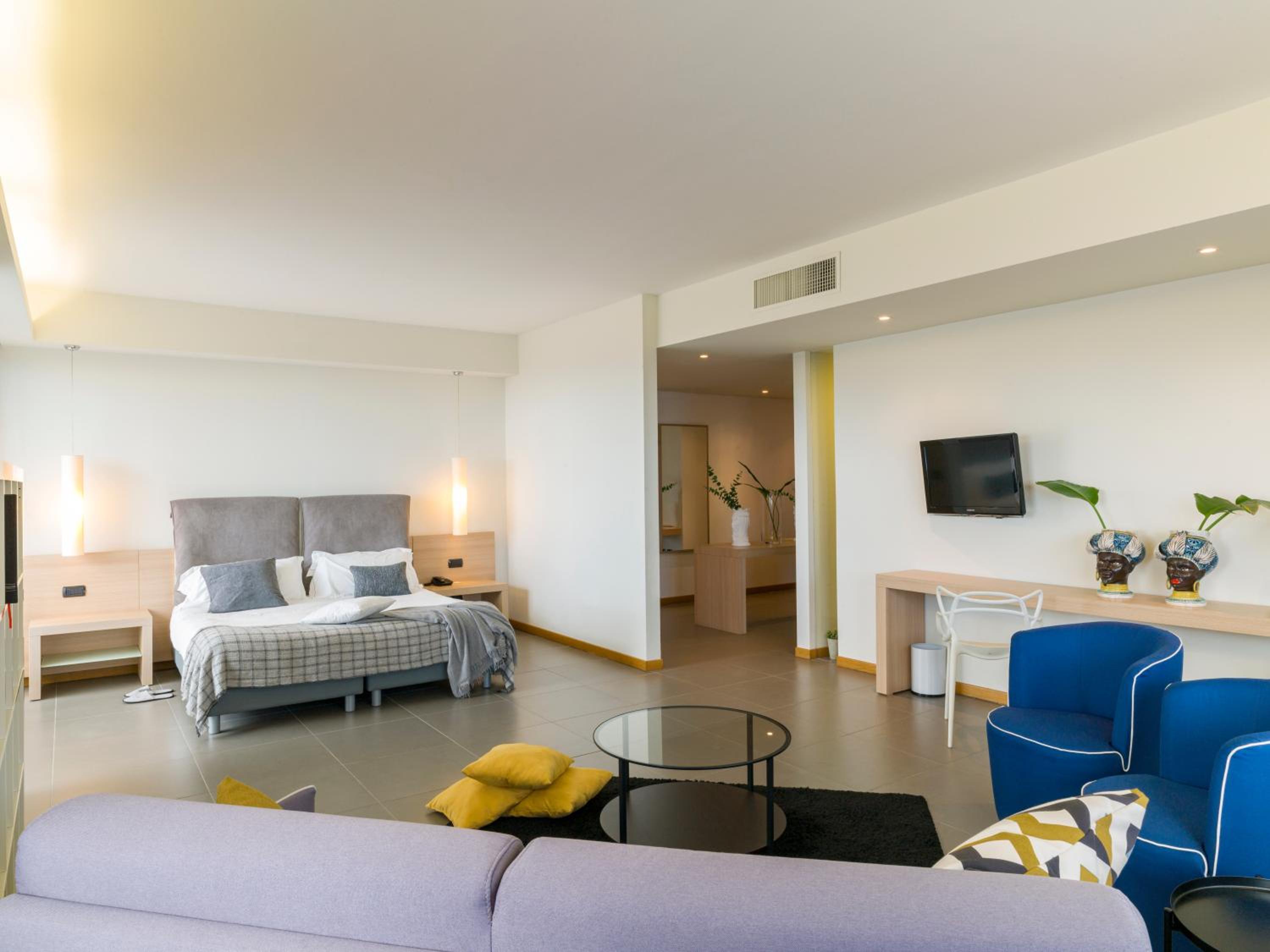 Suite - Photo 1