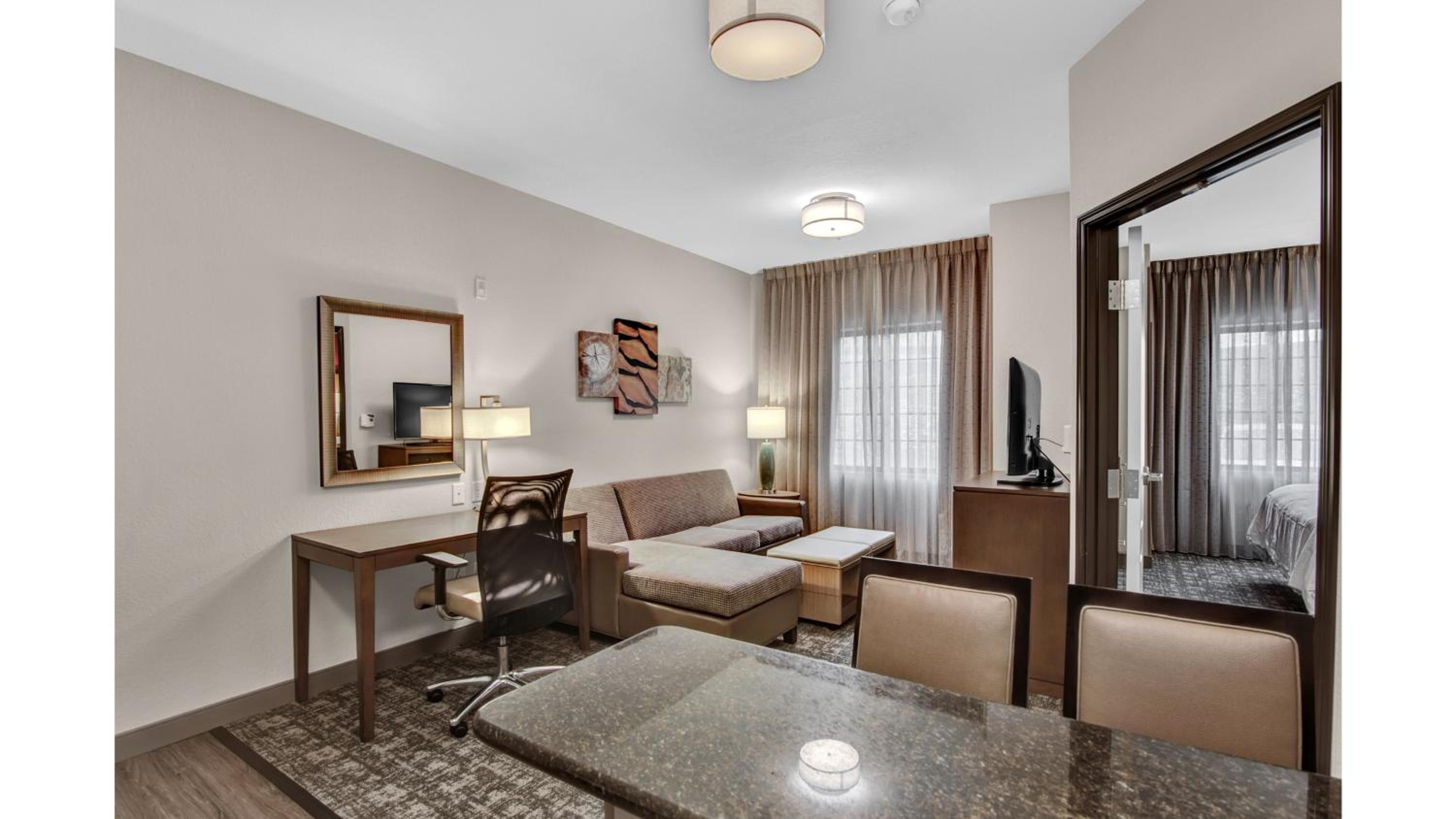 One-Bedroom Queen Suite - Photo 5