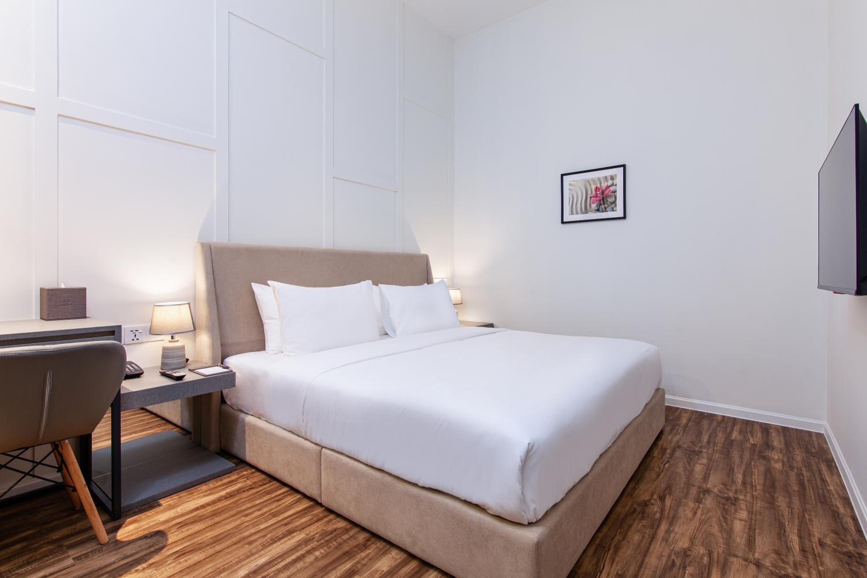 Deluxe King Room - Photo 2