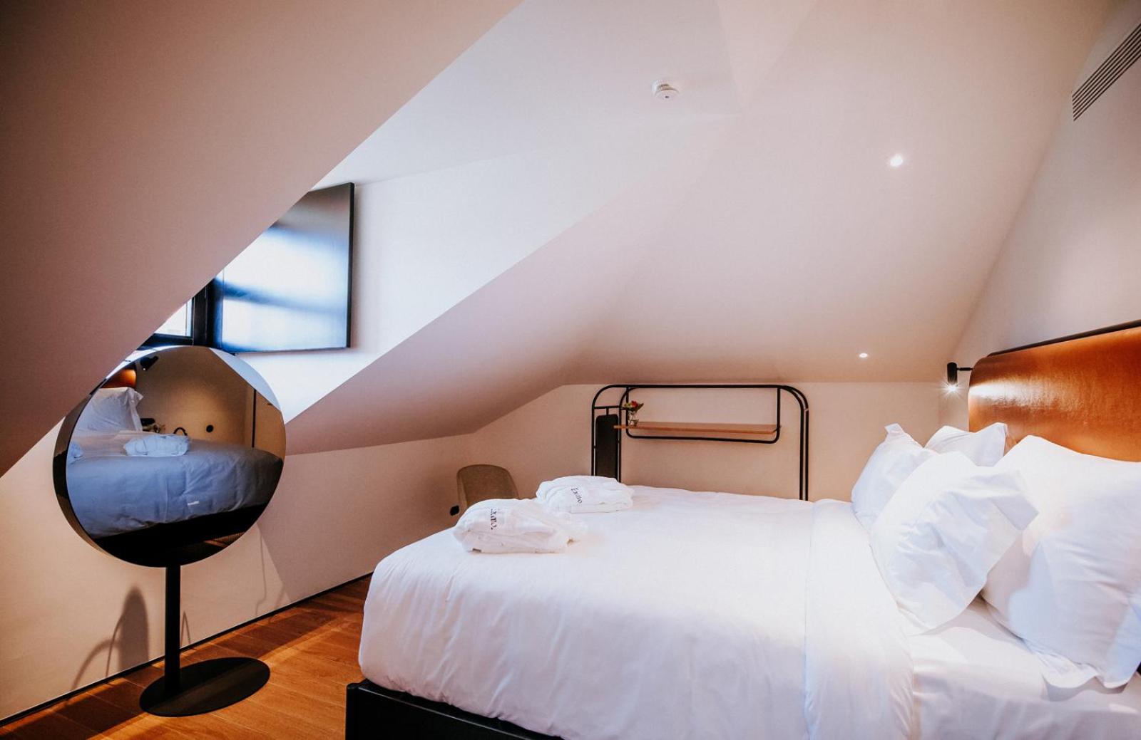 Premium Room with City View - Photo 4