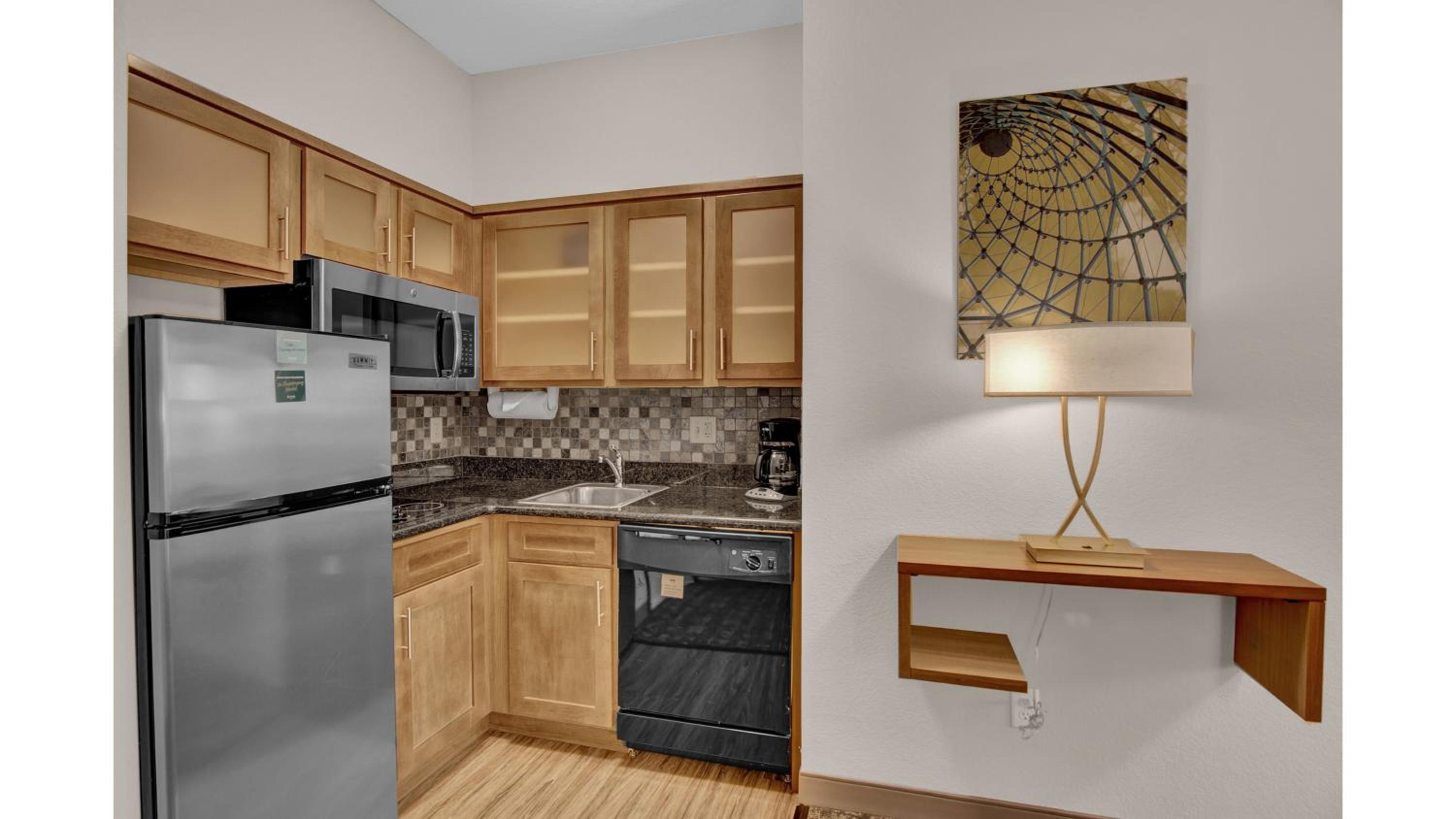 Queen Studio Suite - Photo 3