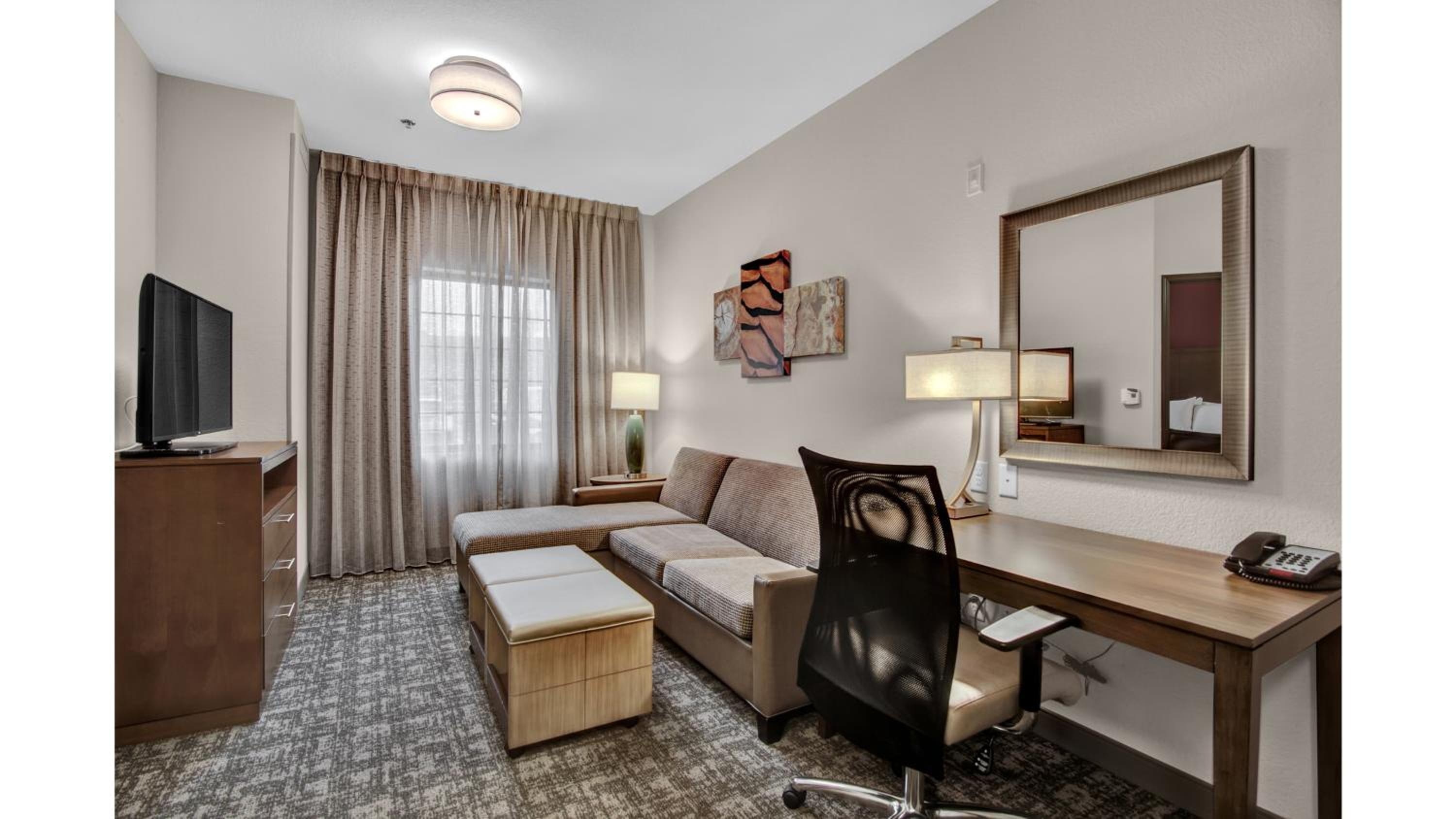 One-Bedroom Queen Suite - Photo 6