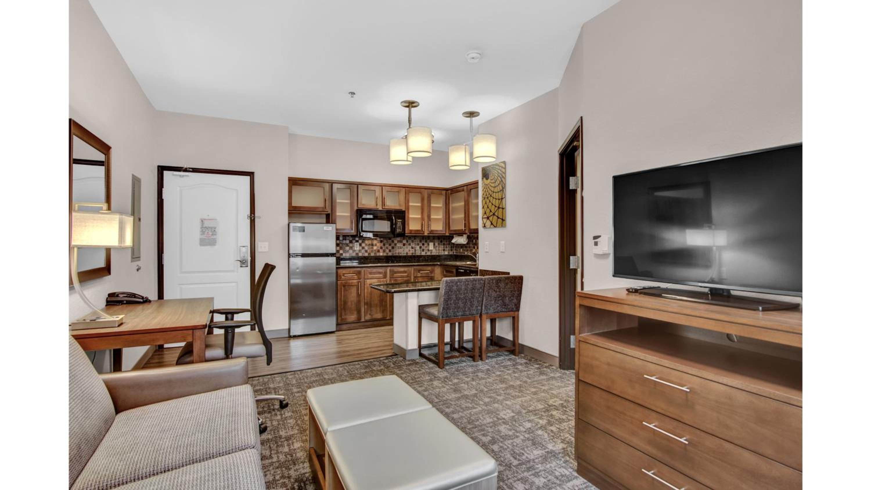 One-Bedroom Queen Suite - Photo 3
