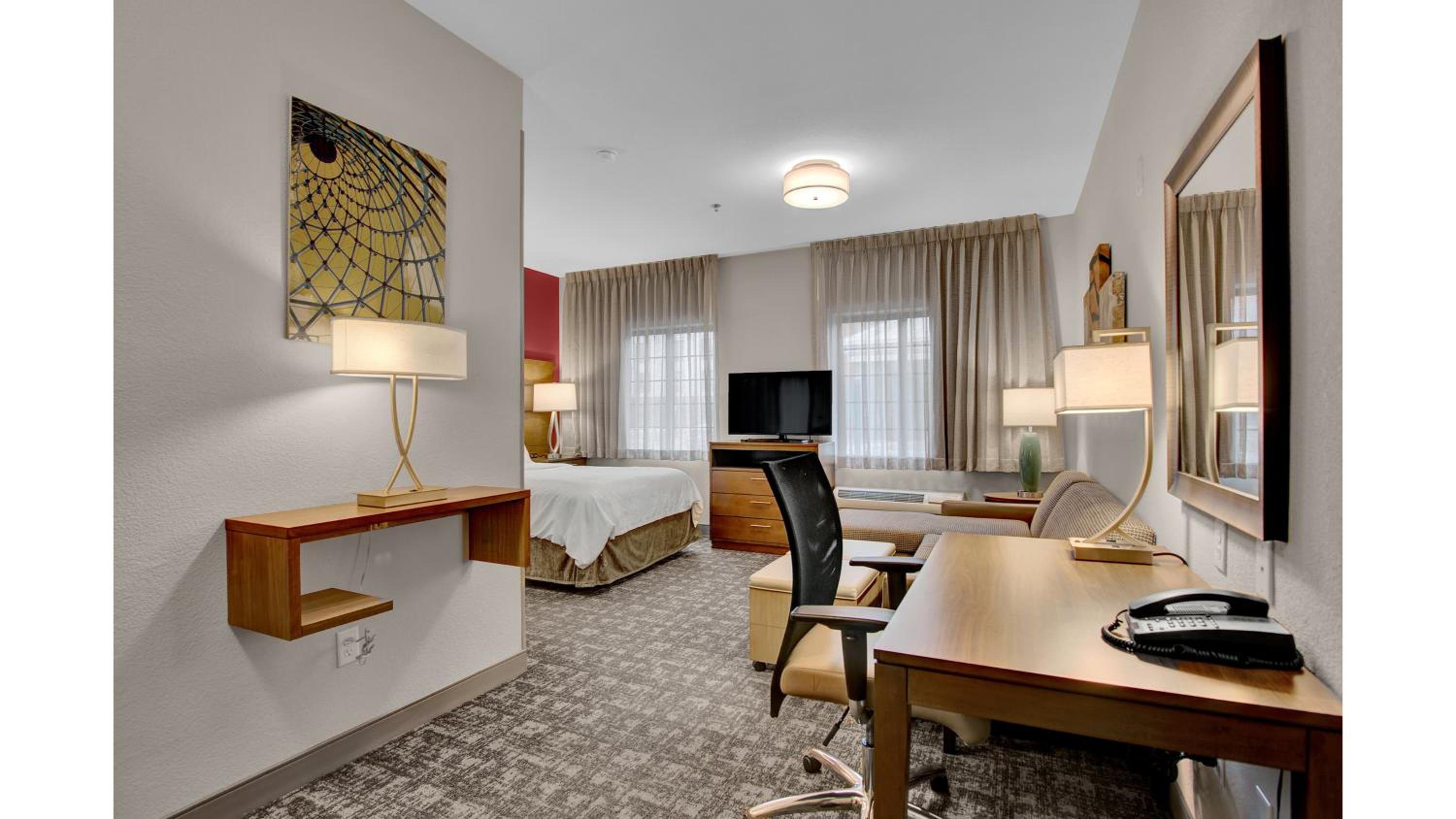 Queen Studio Suite - Photo 2