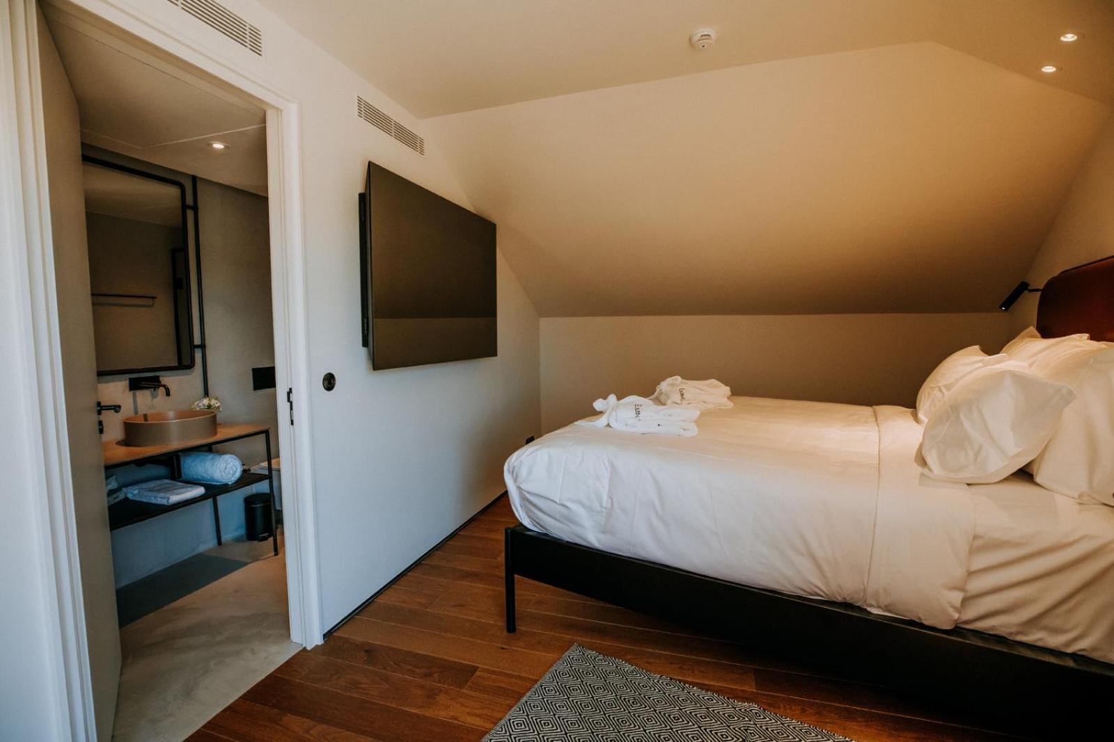 Premium Room with Balcony and River View - Photo 2