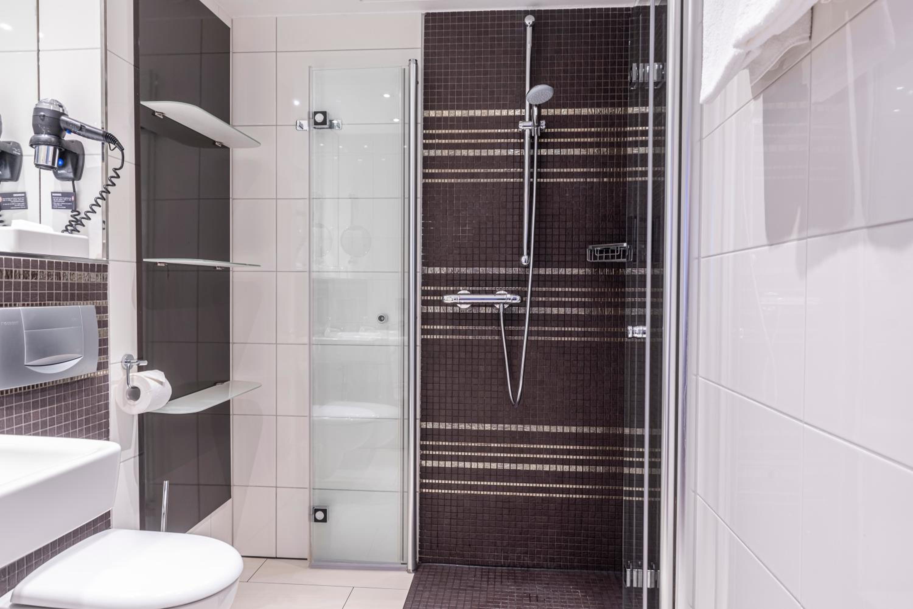 Standard Double or Twin Room - Photo 18