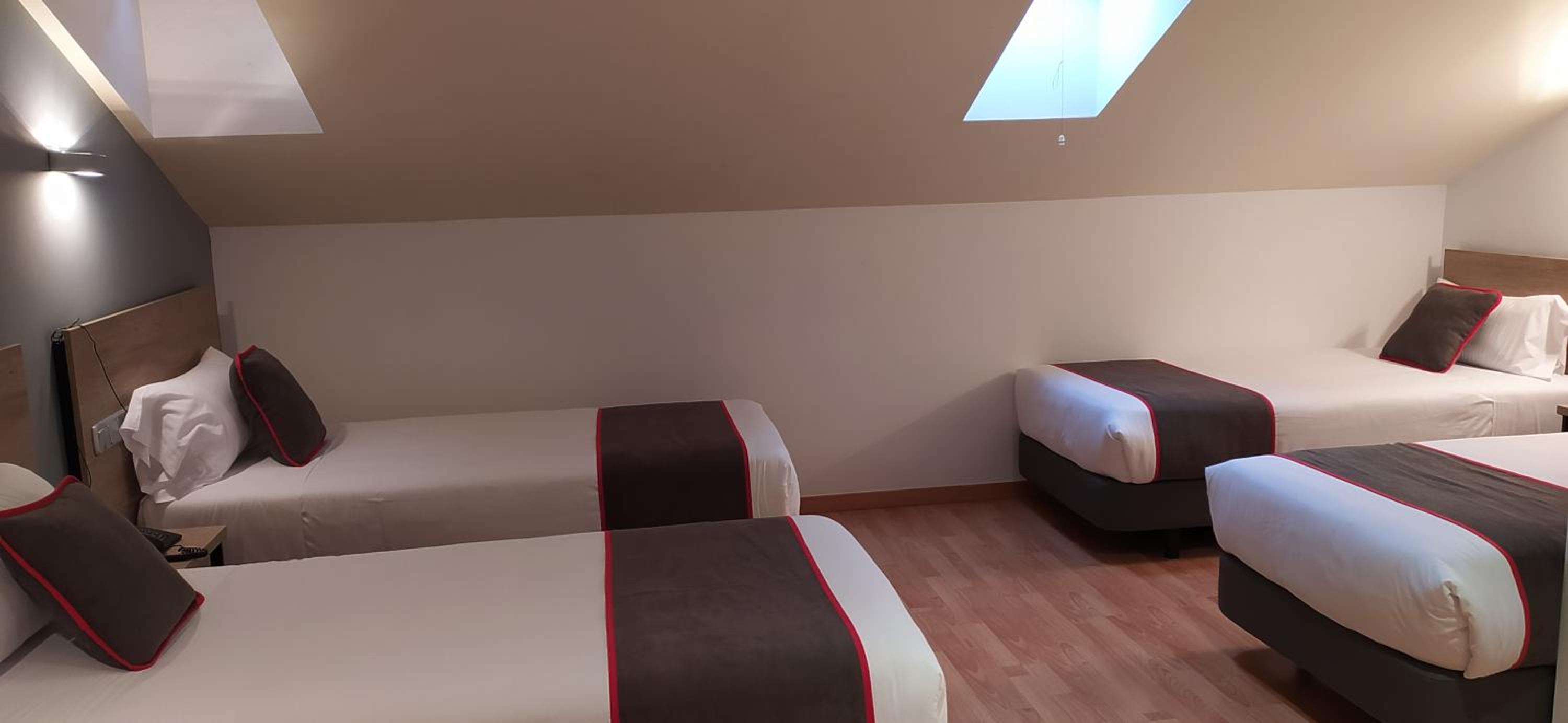 Quadruple Room - Photo 7