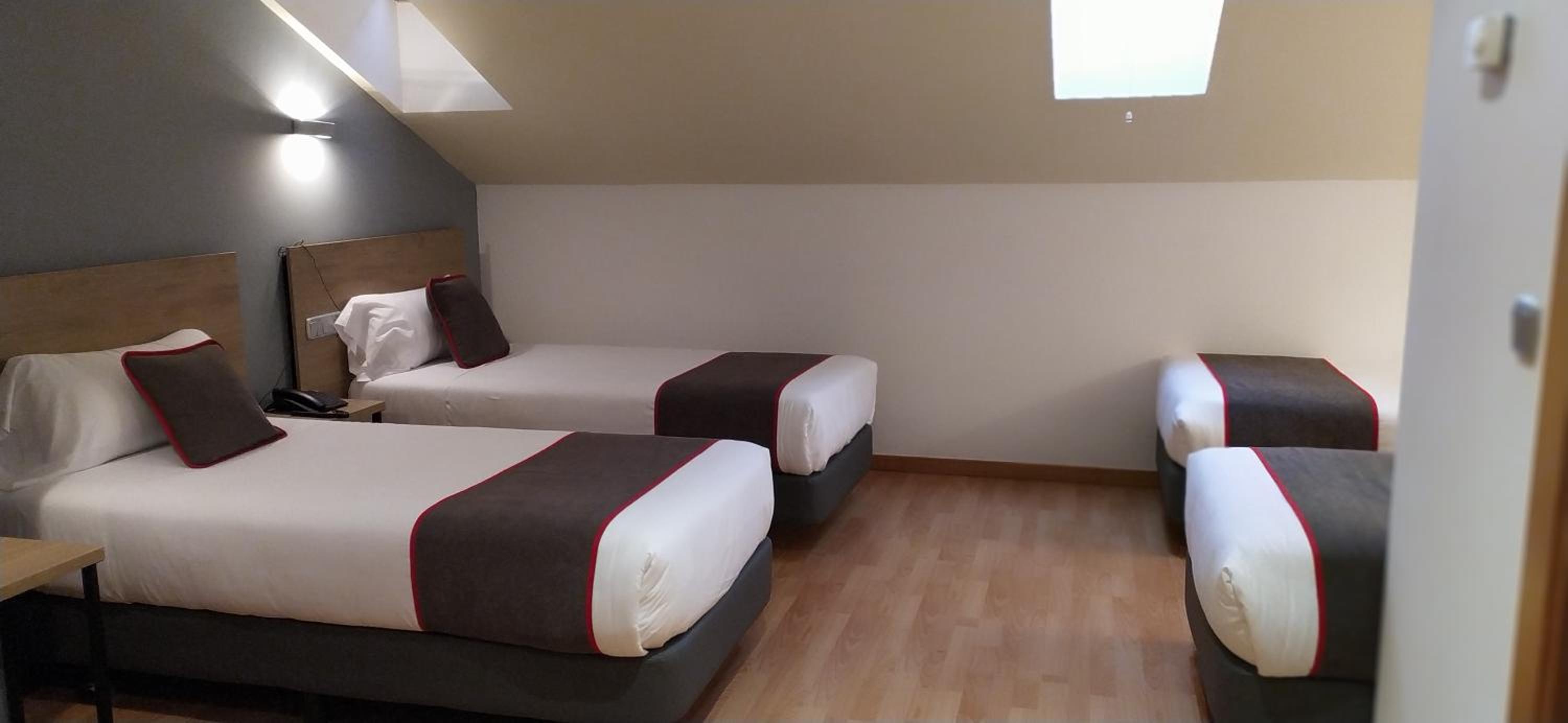 Quadruple Room - Photo 6