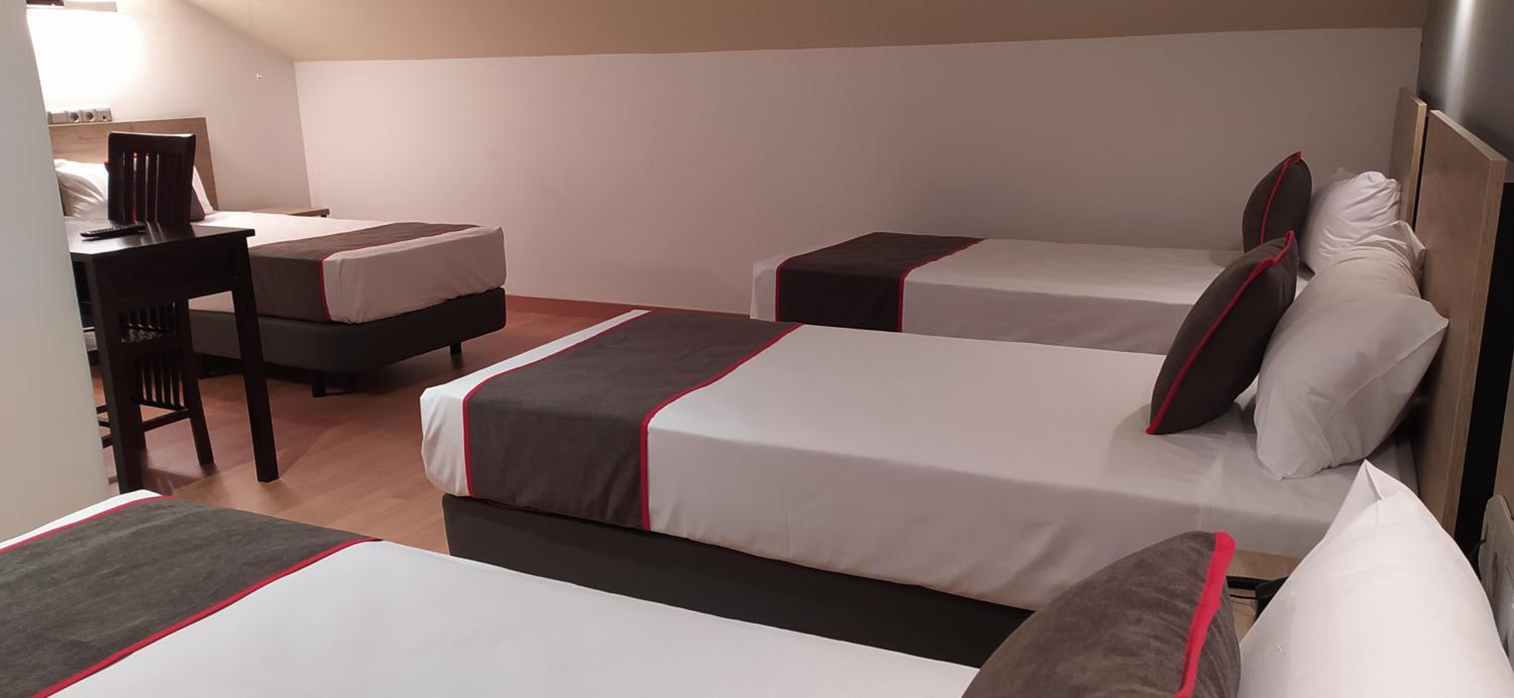 Quadruple Room - Photo 5