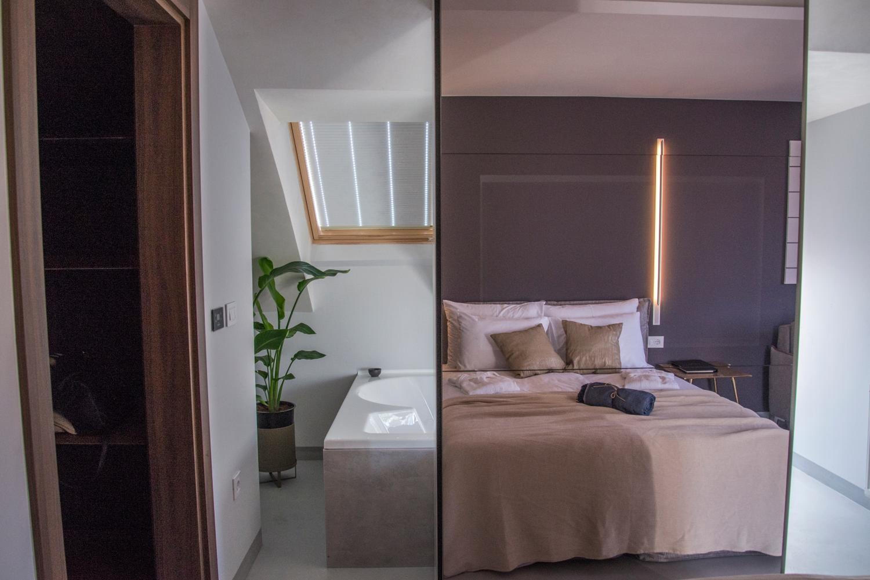Queen Suite with Spa Bath - Photo 1