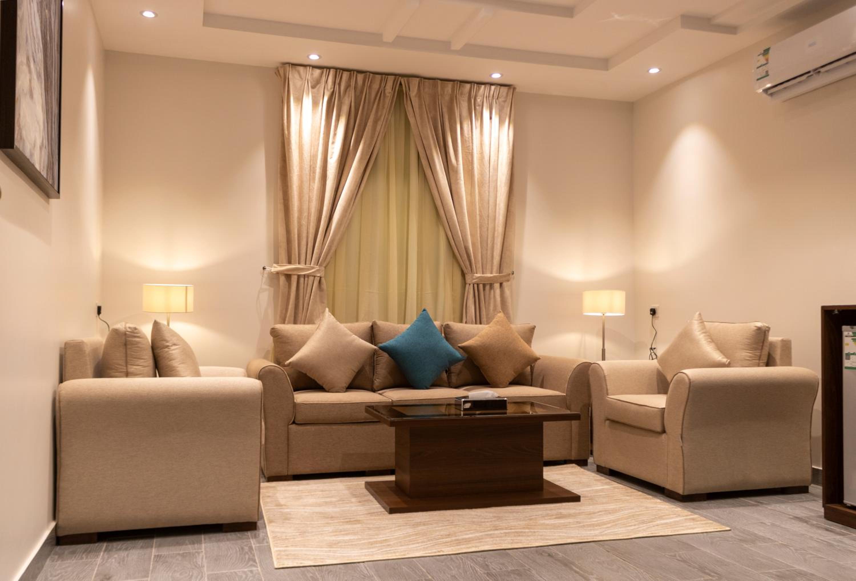 Deluxe Queen Suite - Photo 1