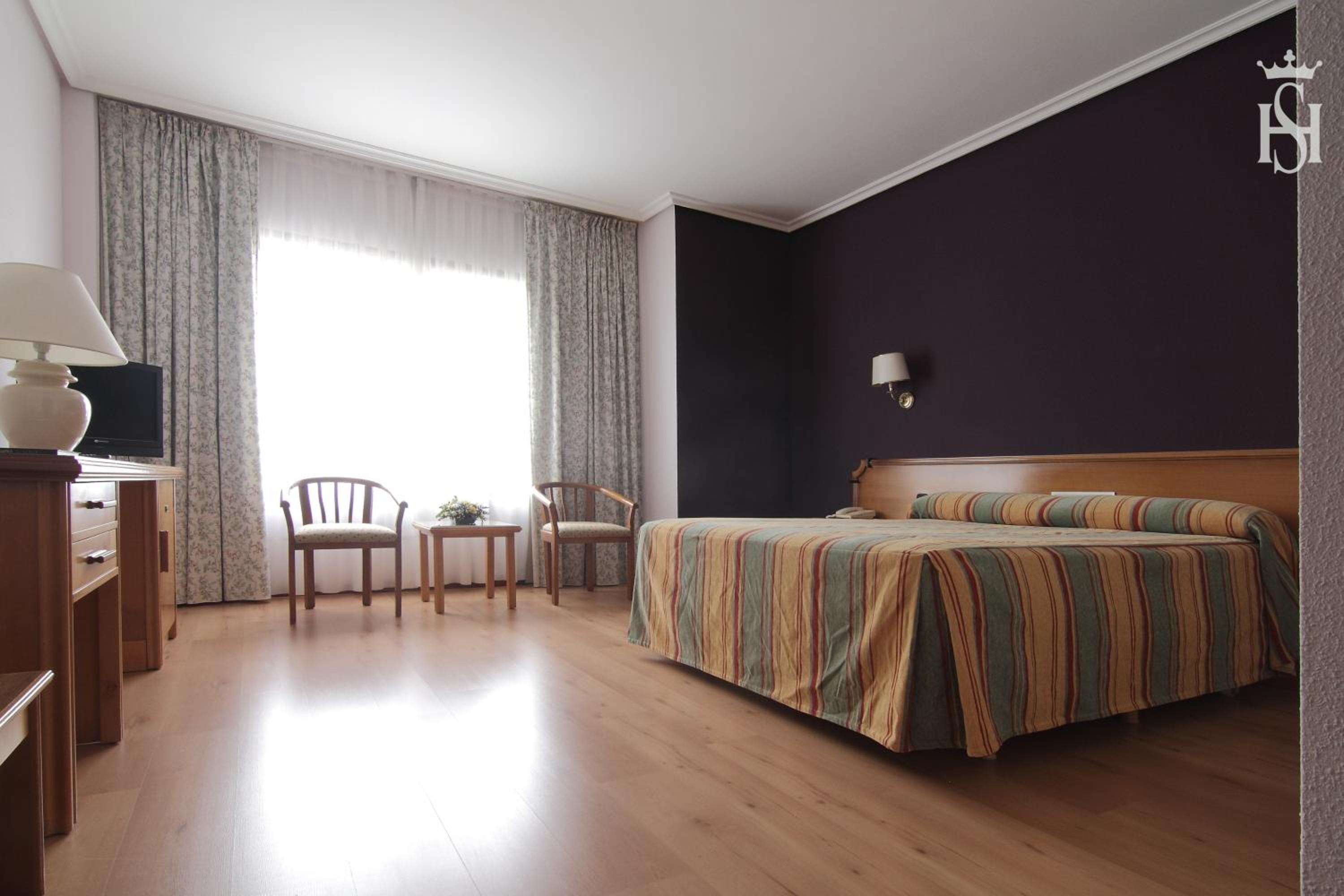 Double or Twin Room - Photo 6