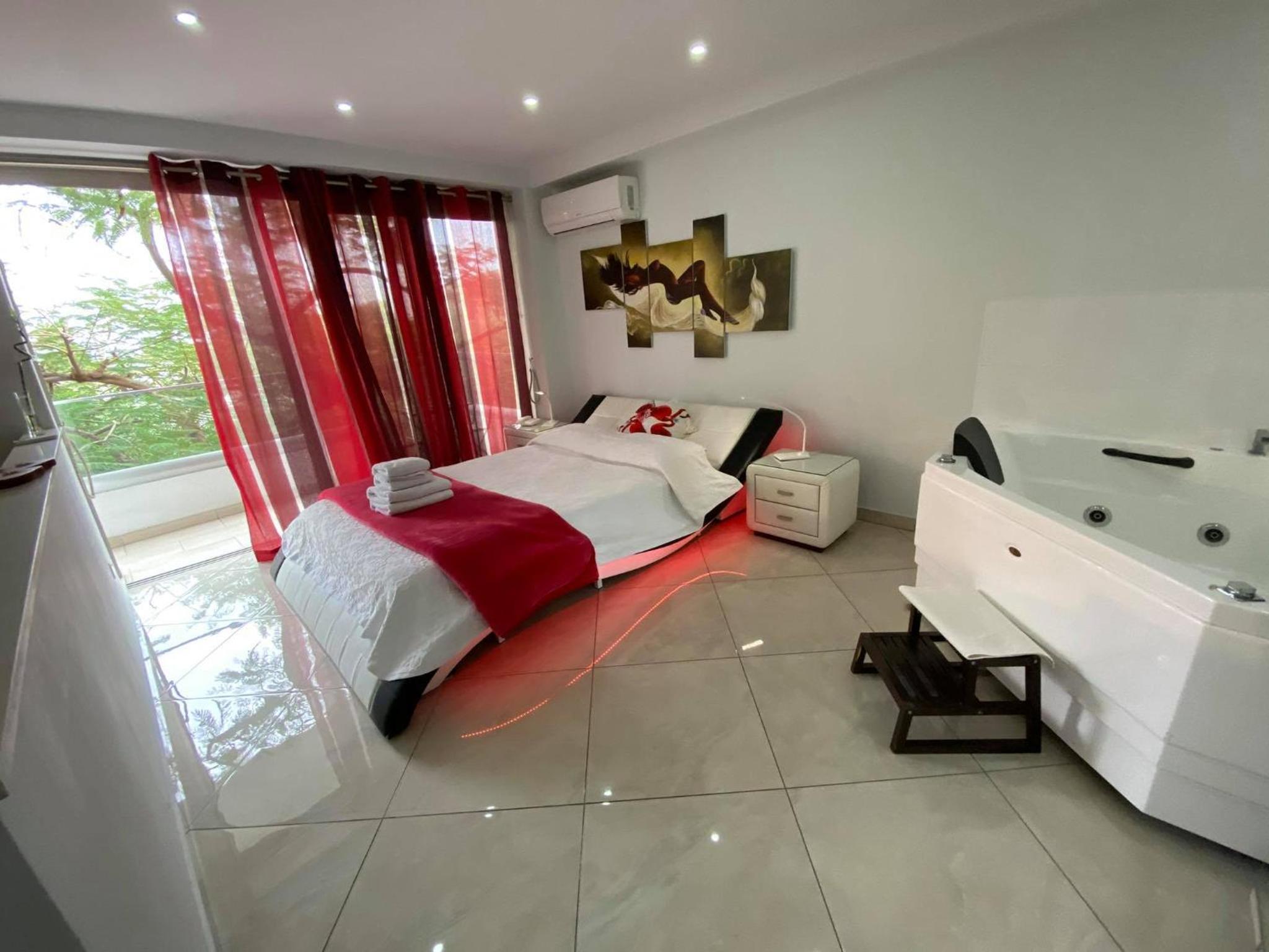 Superior Suite with Hot Tub - Photo 21