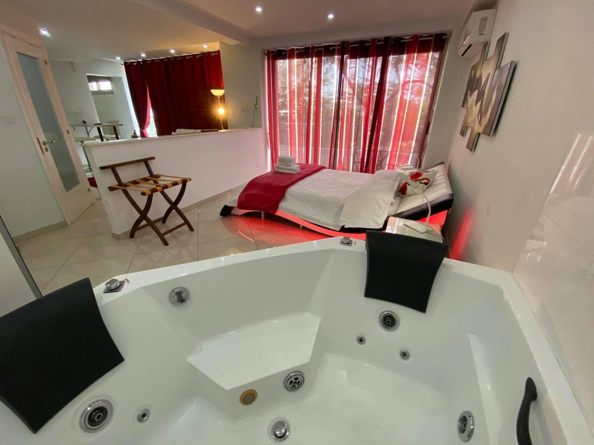 Superior Suite with Hot Tub - Photo 22