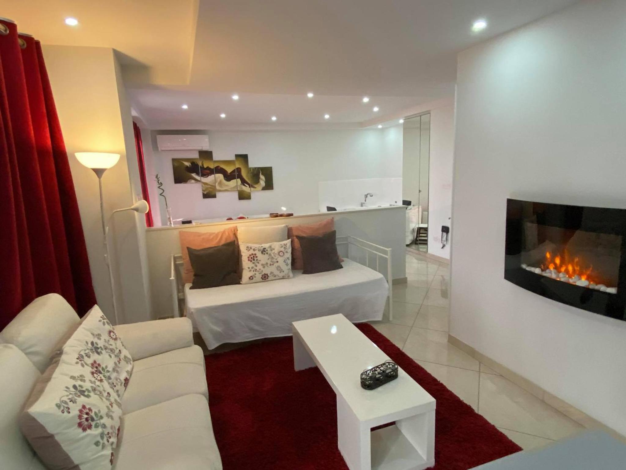 Superior Suite with Hot Tub - Photo 23