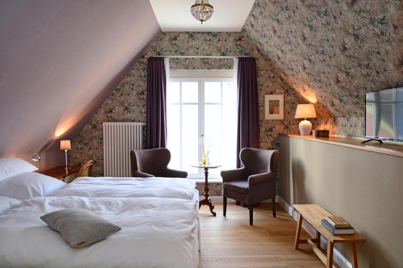 Deluxe Double Room with A/C - Photo 4