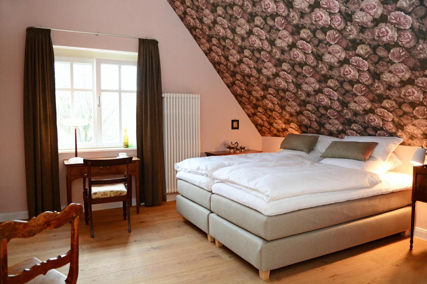Deluxe Double Room with A/C - Photo 5