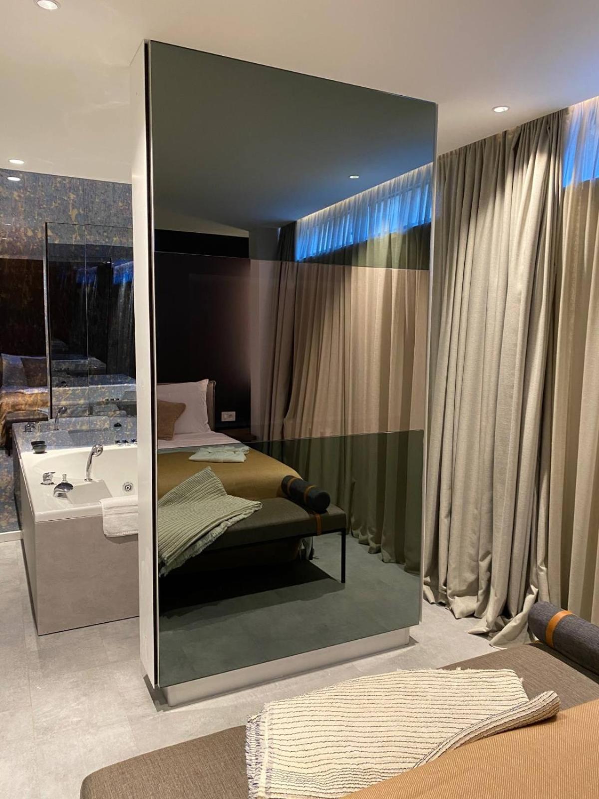 Suite with Spa Bath - Photo 15