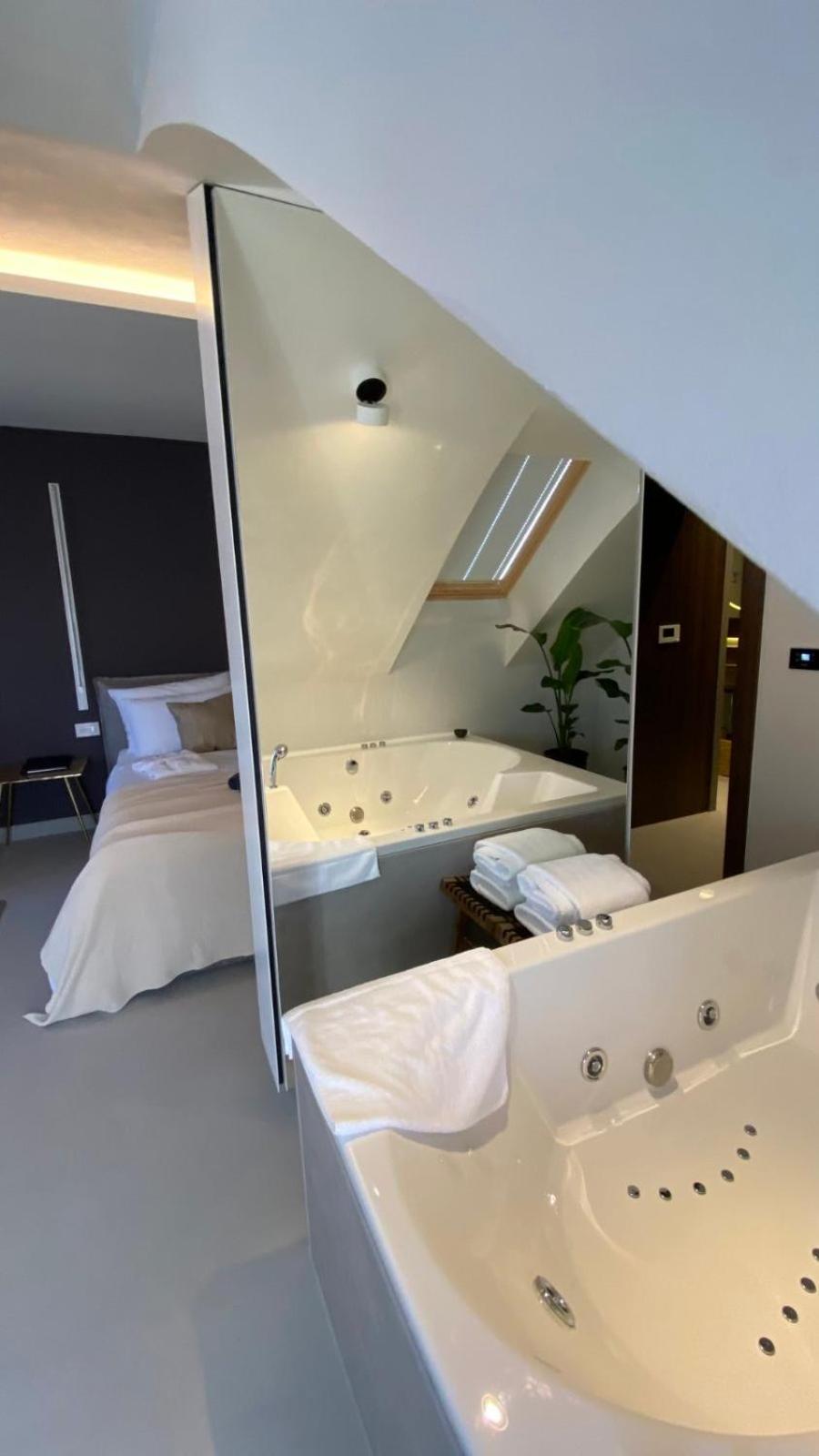 Queen Suite with Spa Bath - Photo 2