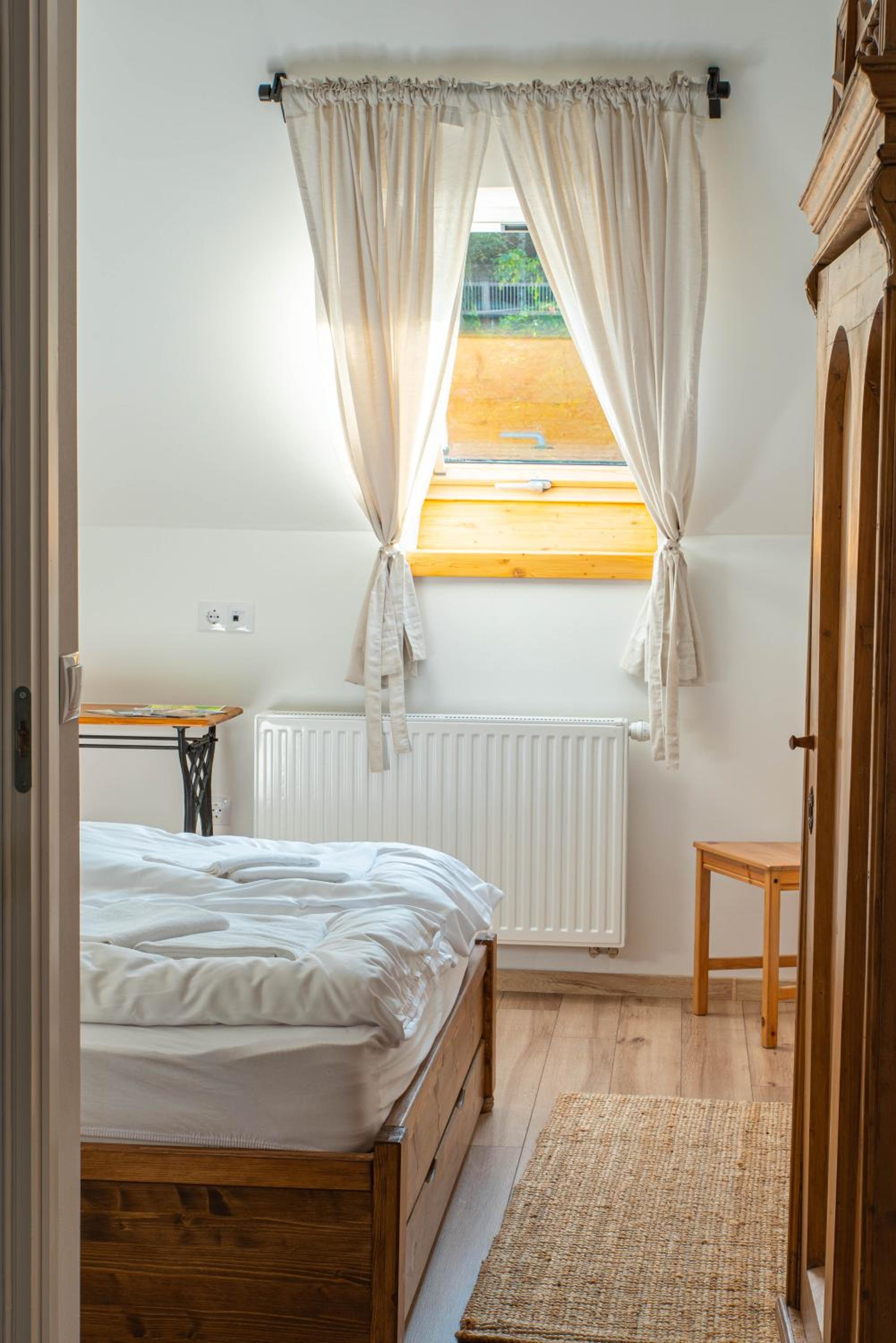 Standard Queen Room - Photo 6