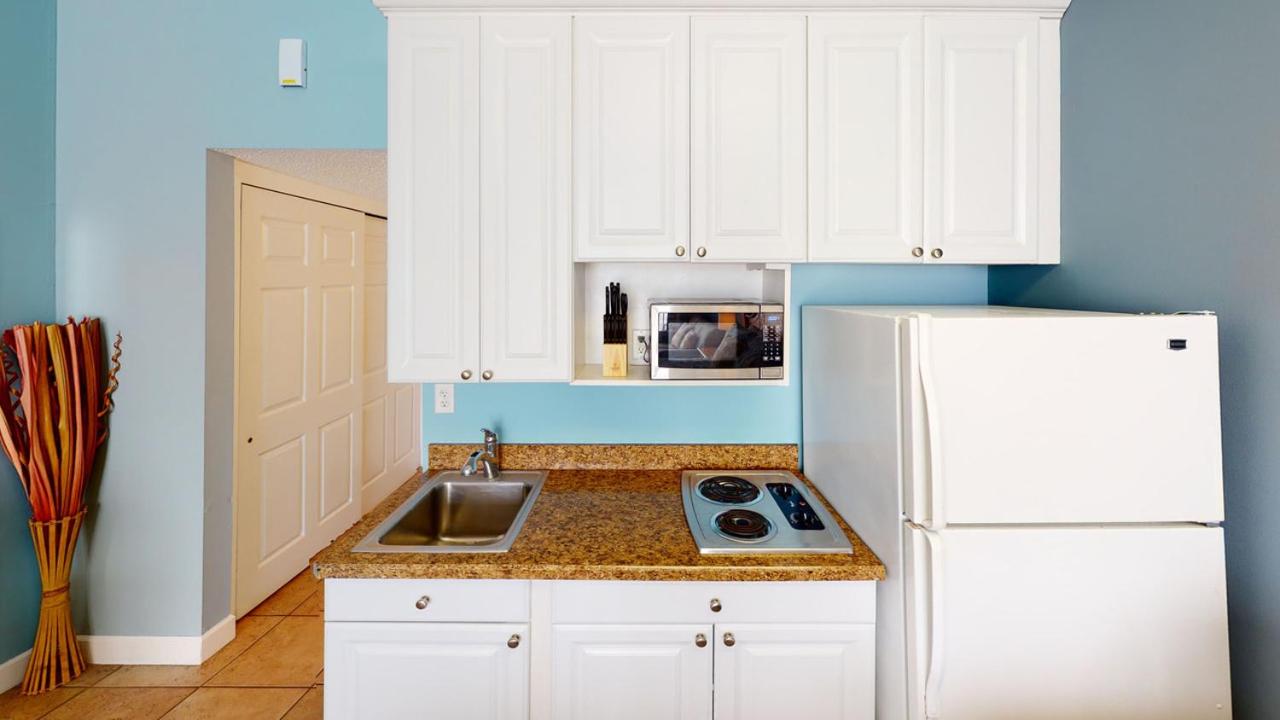 601 - Standard, Queen Ocean View - Photo 2
