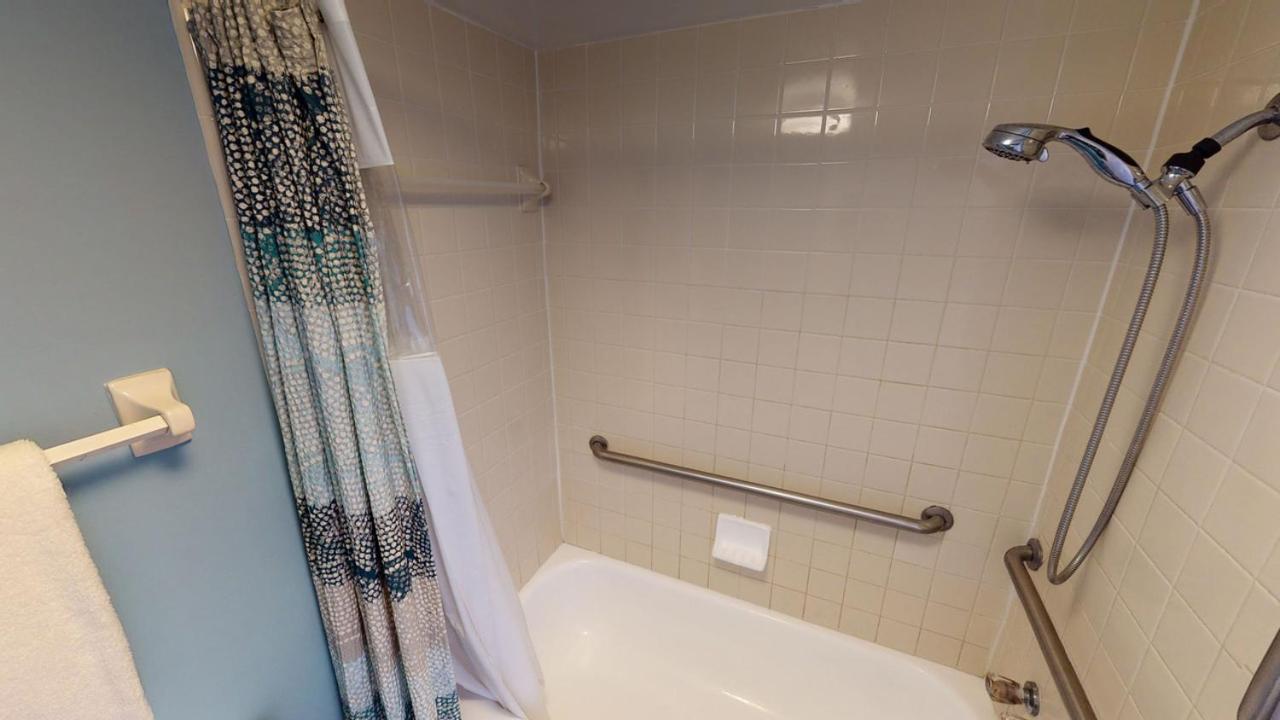 601 - Standard, Queen Ocean View - Photo 3