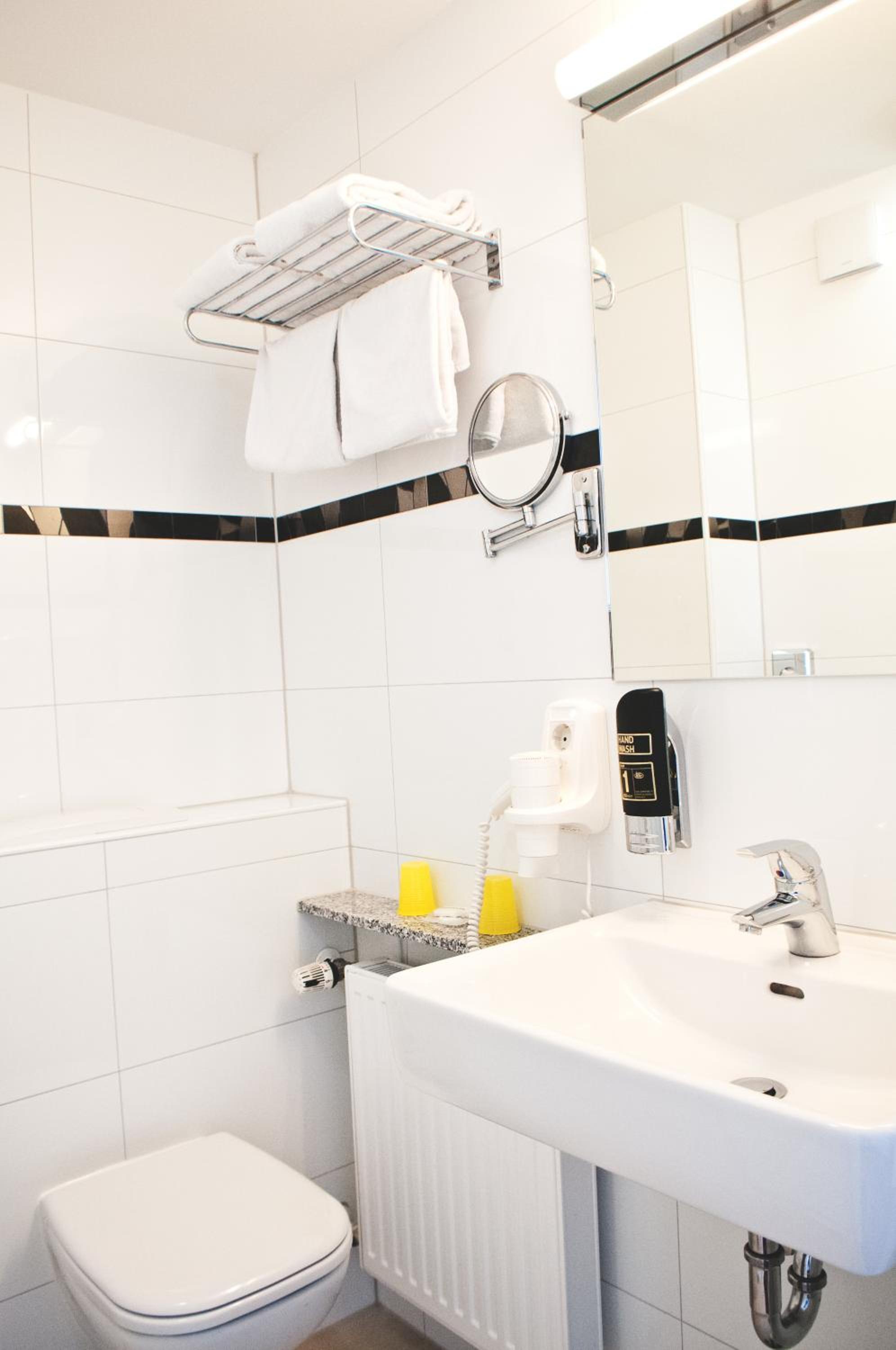 Double or Twin Room - Photo 4