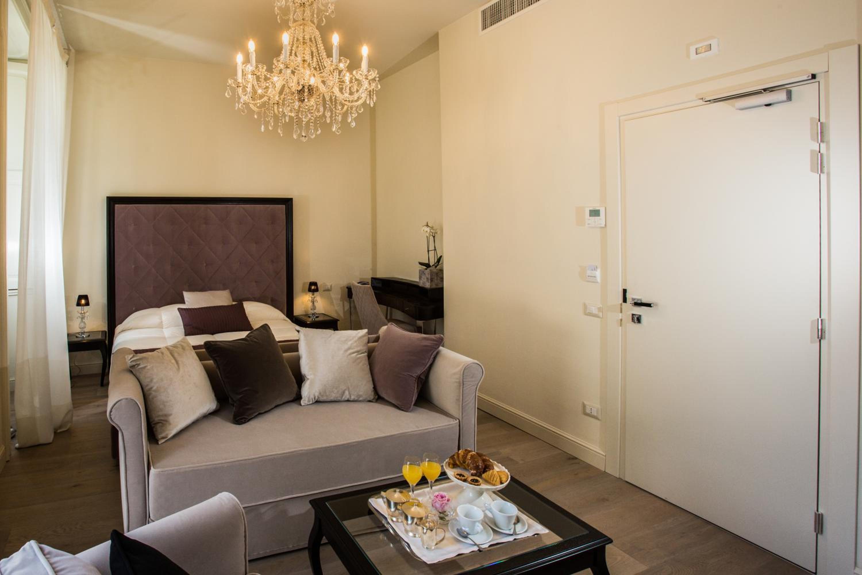 Suite - Photo 10
