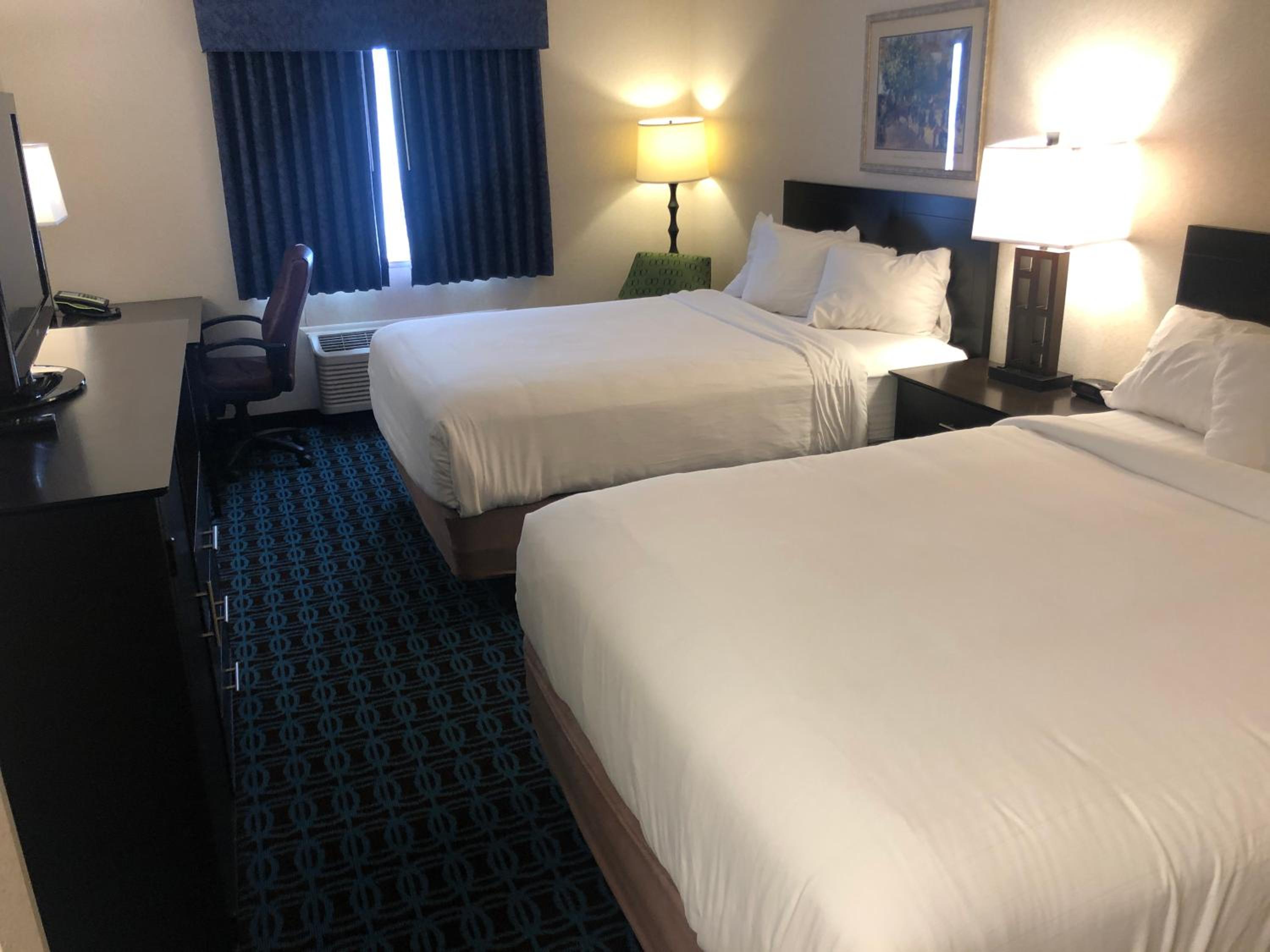 Queen Room with Two Queen Beds - Non-Smoking - Photo 1