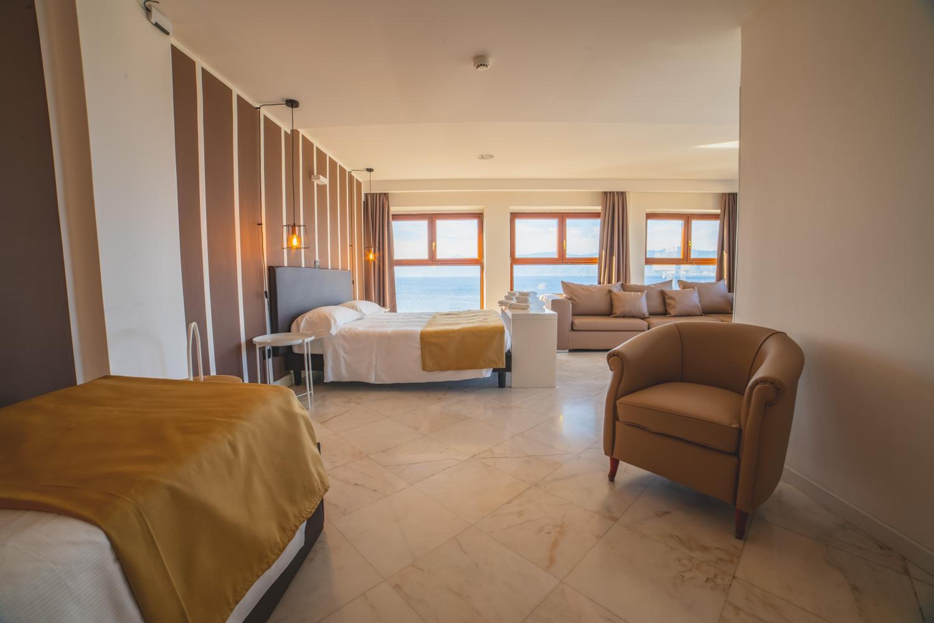 Suite with Sea View - Photo 11