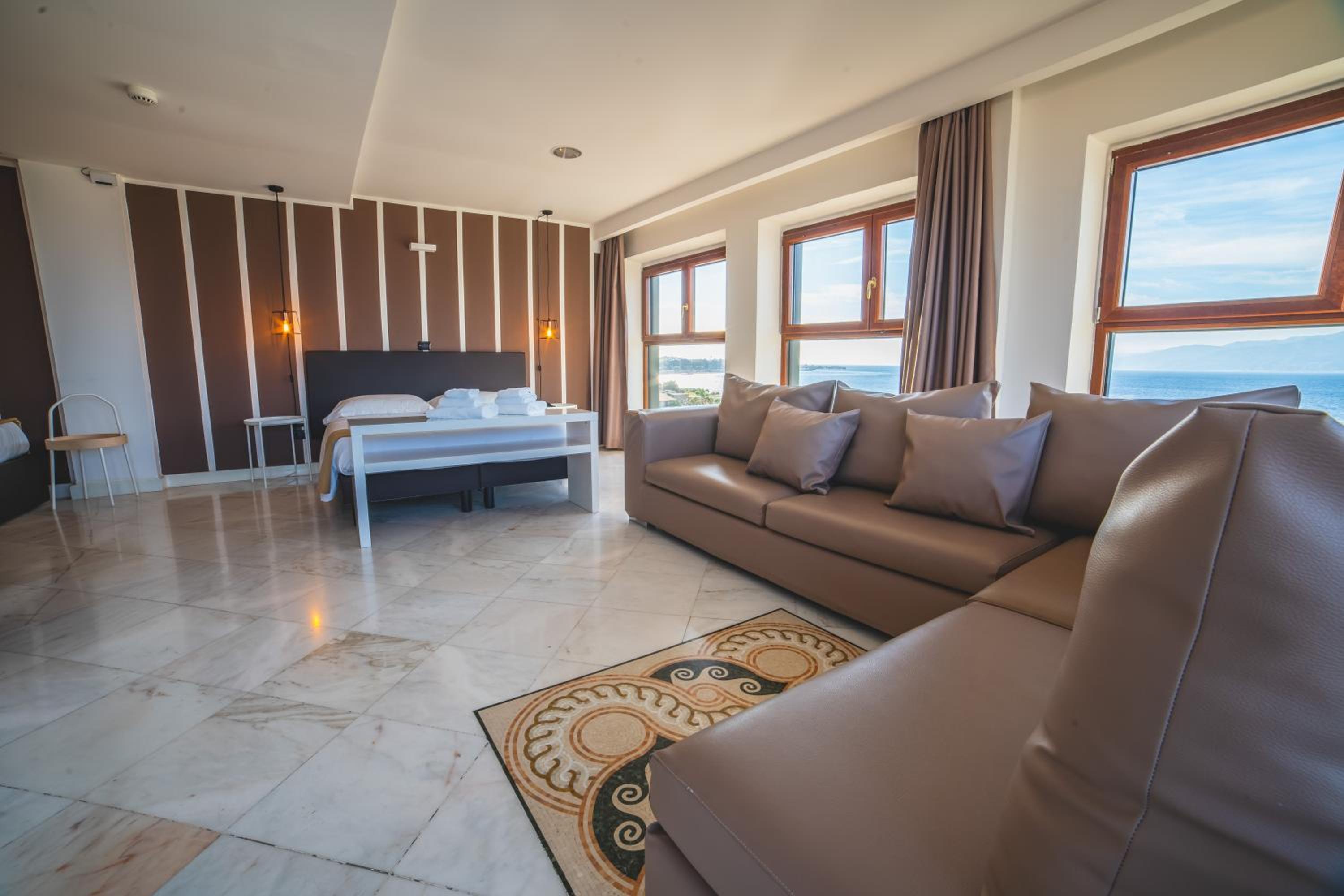Suite with Sea View - Photo 23