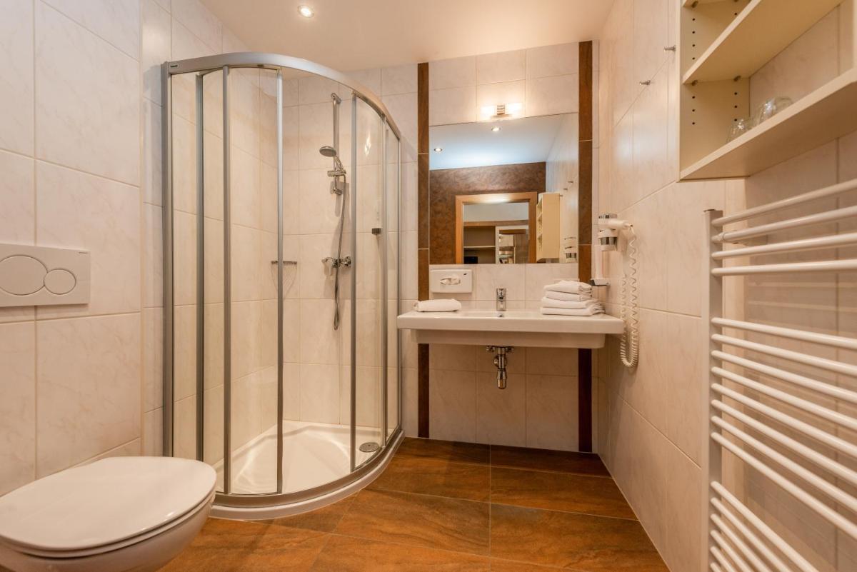 Double Room with Balcony - Photo 4